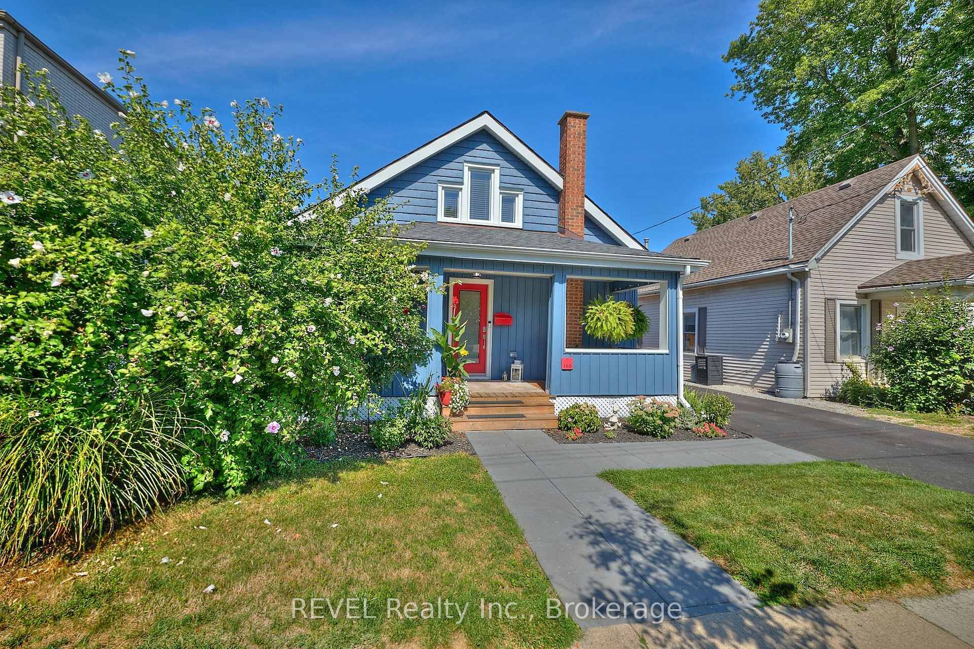 Located just an easy 800 metre stroll from the vibrant restaurants, boutique shops, and scenic lakefront park of Port Dalhousie, this beautifully renovated 1.