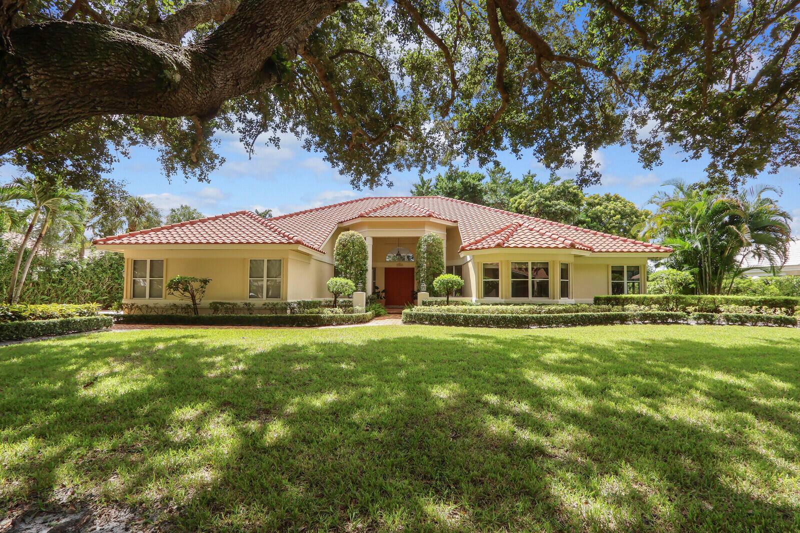 HERITAGE OAKS LUXURY FLORIDA LIVING, DONE RIGHTExperience timeless elegance in Heritage Oaks, one of Jupiter's most coveted gated communities.