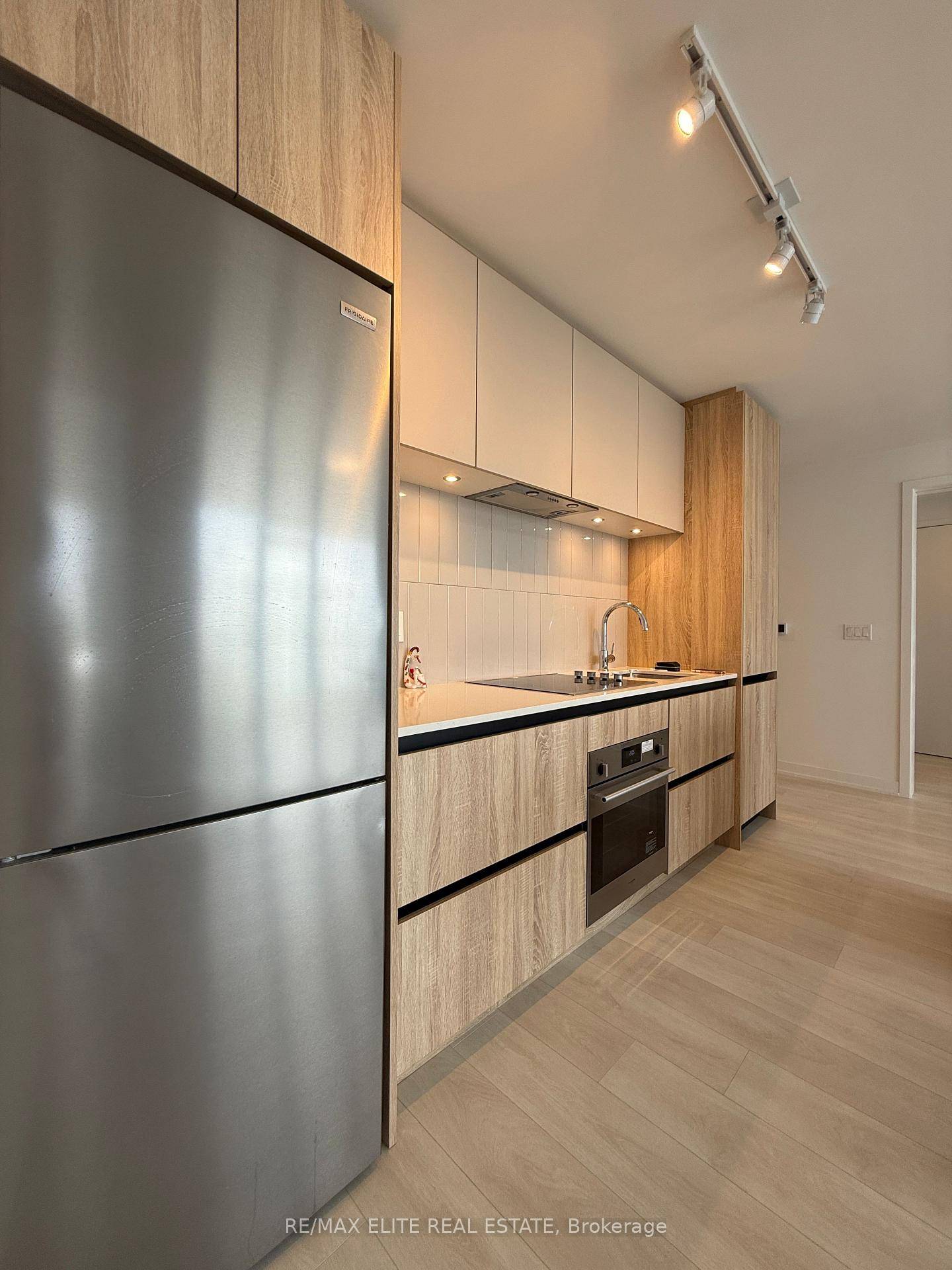 Spacious 2 bedroom, 2 bathroom unit with 1 parking and 1 locker in a brand new Daniels built condo in the heart of Thornhill.