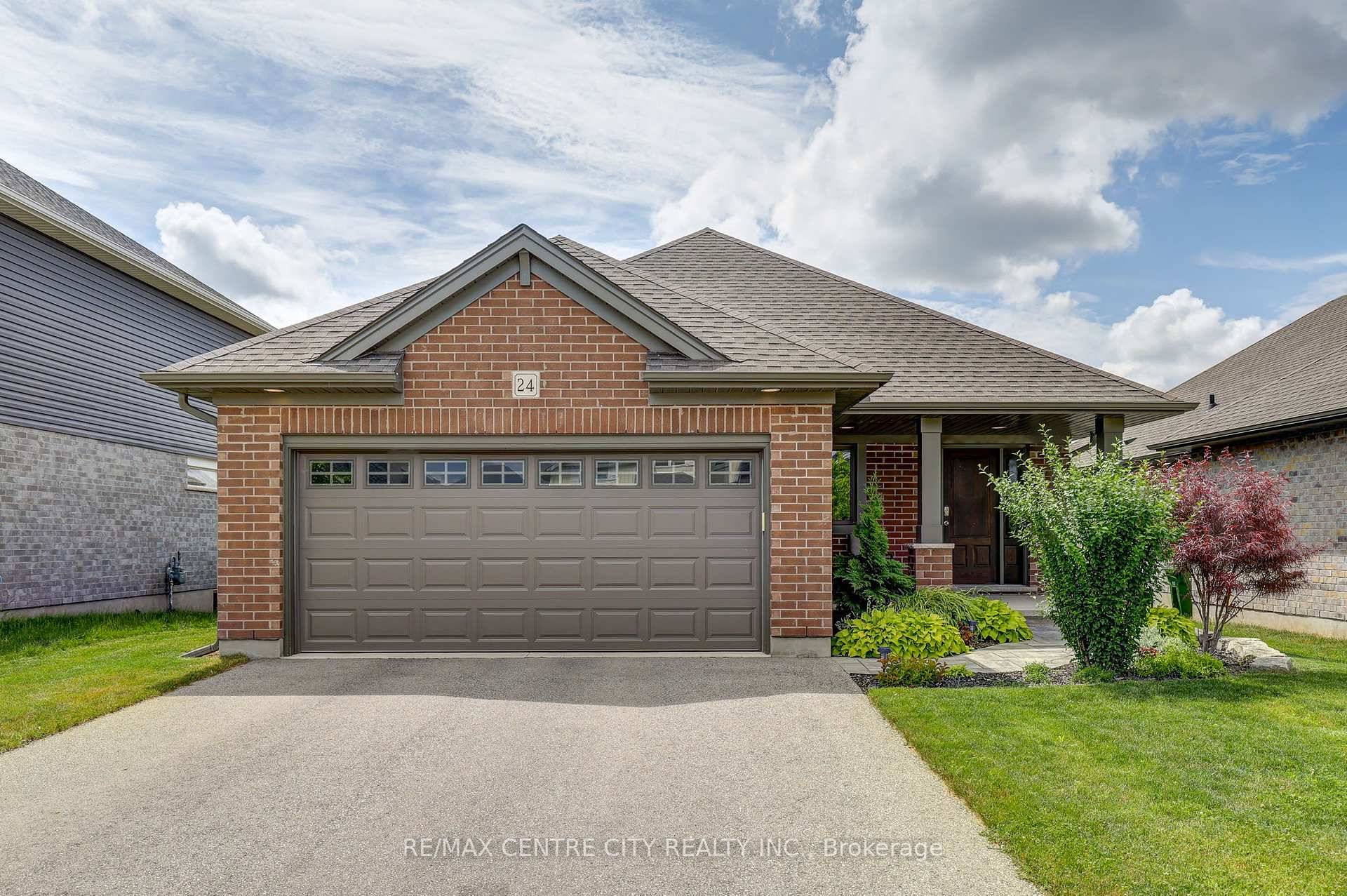 Welcome to 24 Acorn Trail, a beautifully maintained bungalow in the sought after Harvest Run and Orchard Park community.