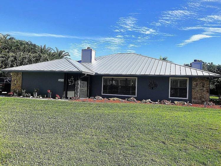 Beautiful. Move in Ready 3 2, two car garage in Jupiter Farms.