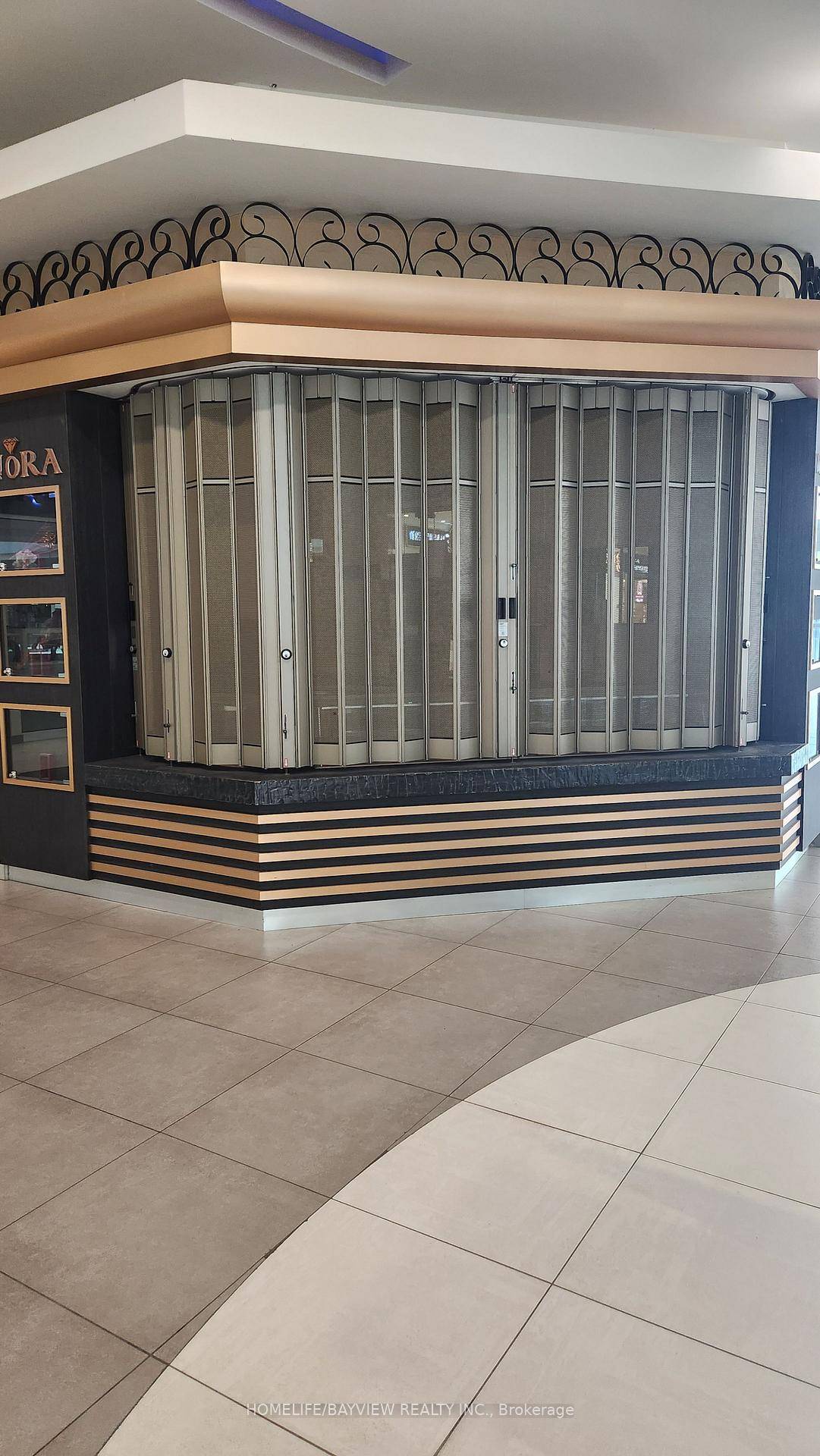 Multi Complex with an indoor shopping mall, this beautiful unit is ideal for a jewelry store, Rogers, Fido, Phone company kiosk, computer store, coffee shop, clothing and accessories, phone company ...