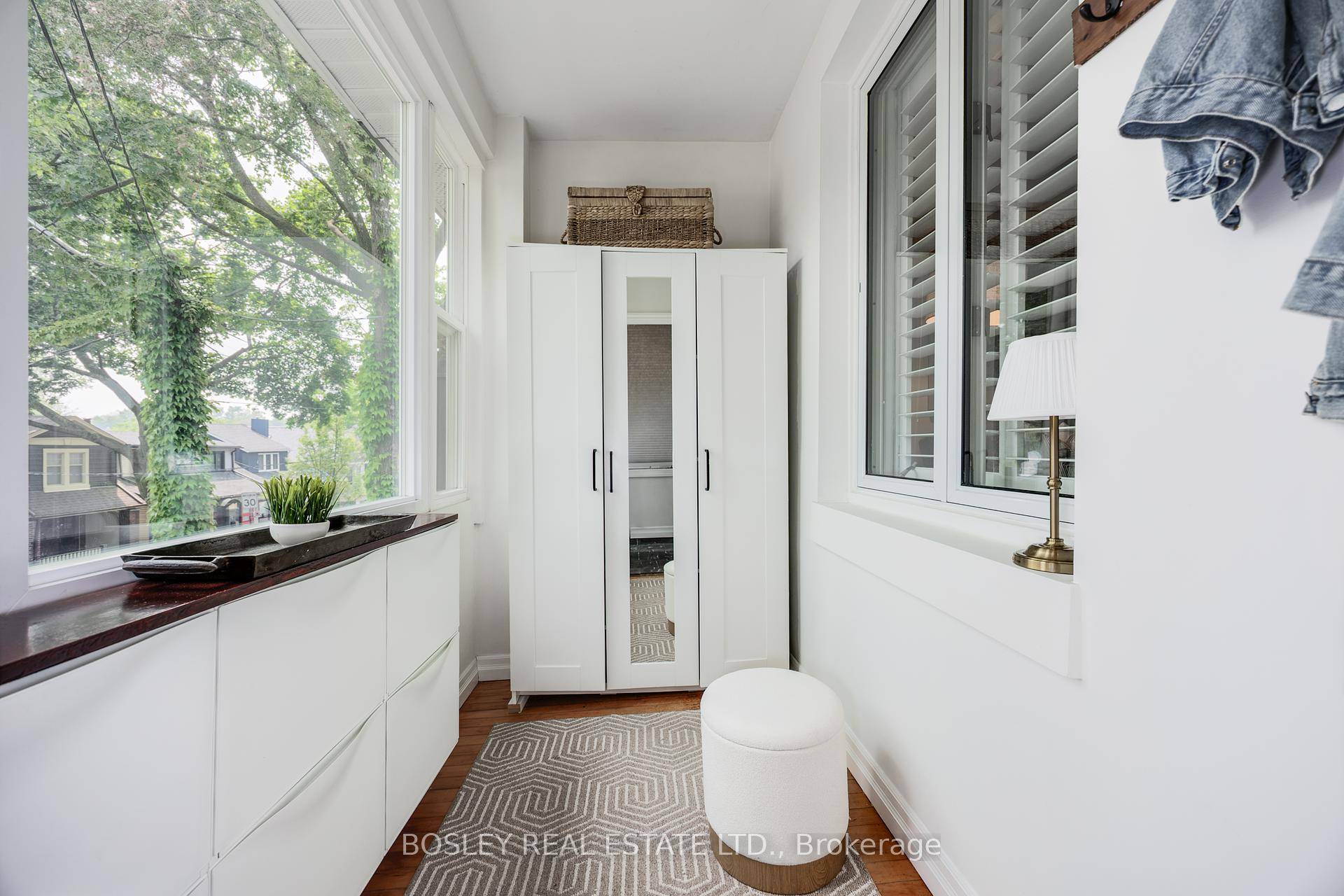 Fresh, Bright amp ; Full of Beachside Energy Welcome to 40 Corley, an 1100 square foot Upper Beach semi that brings the sunshine and the lifestyle.