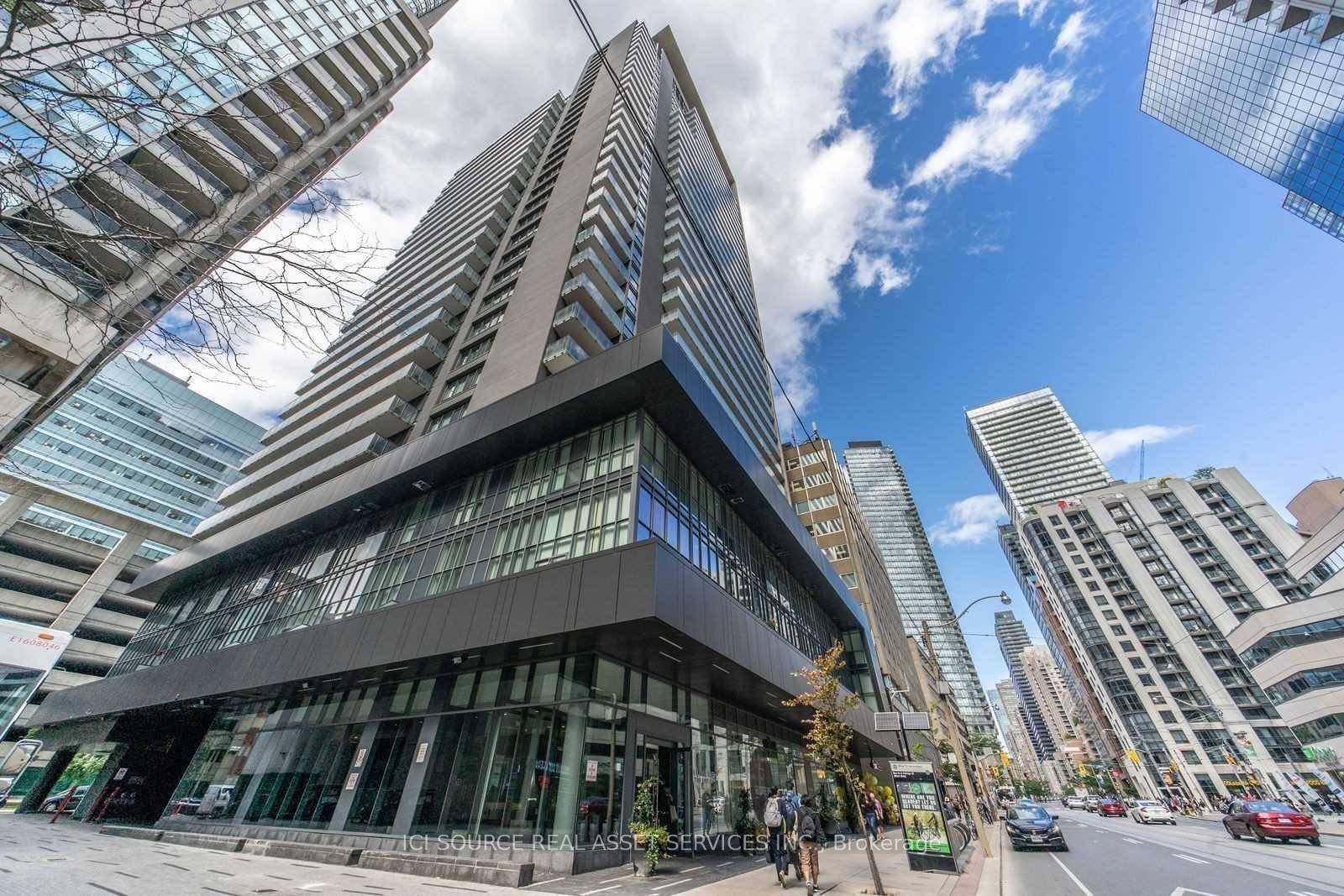 863 sq ft, 2 Bedroom Den, 2 bathroom Suite In The Highly Sought After Lumiere Building At 770 Bay St.