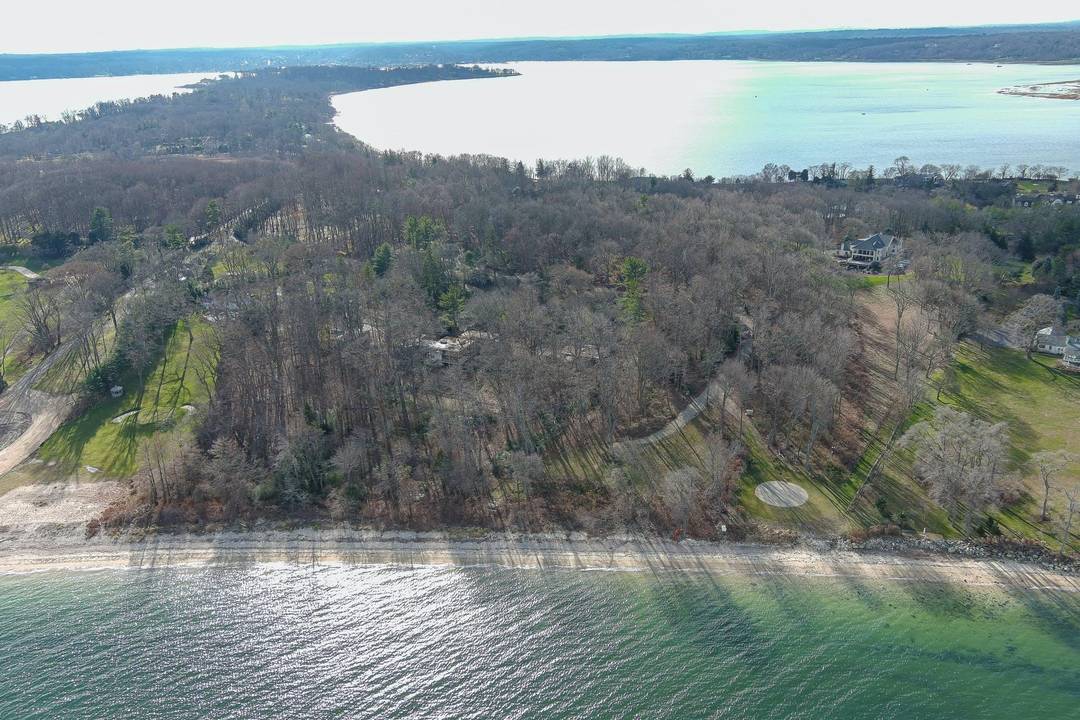 Rare and Remarkable Waterfront Offering on Centre Island An extraordinary chance to acquire one of Centre Islands most expansive open waterfront estates.