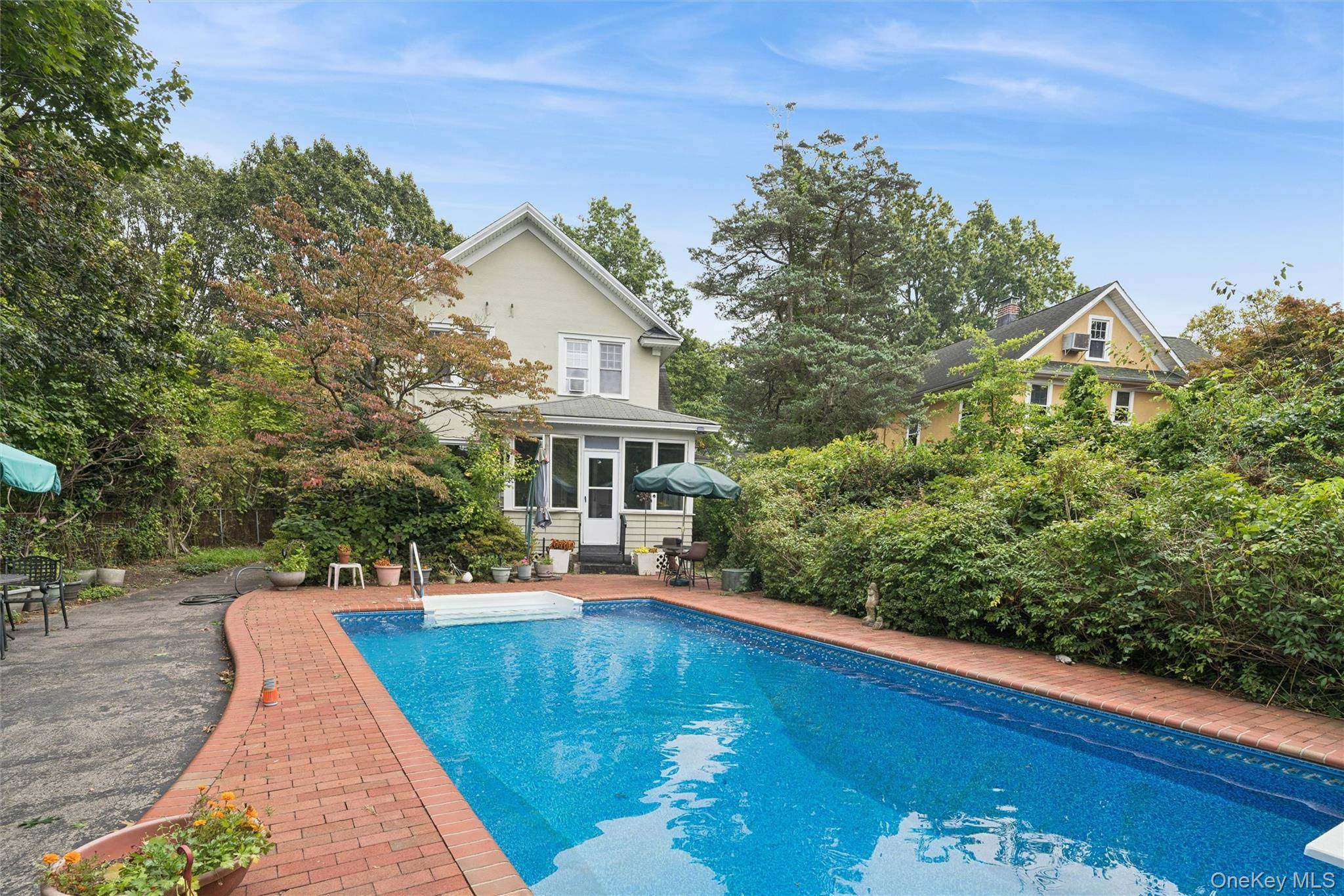 Beautiful home located in the heart of Freeport.