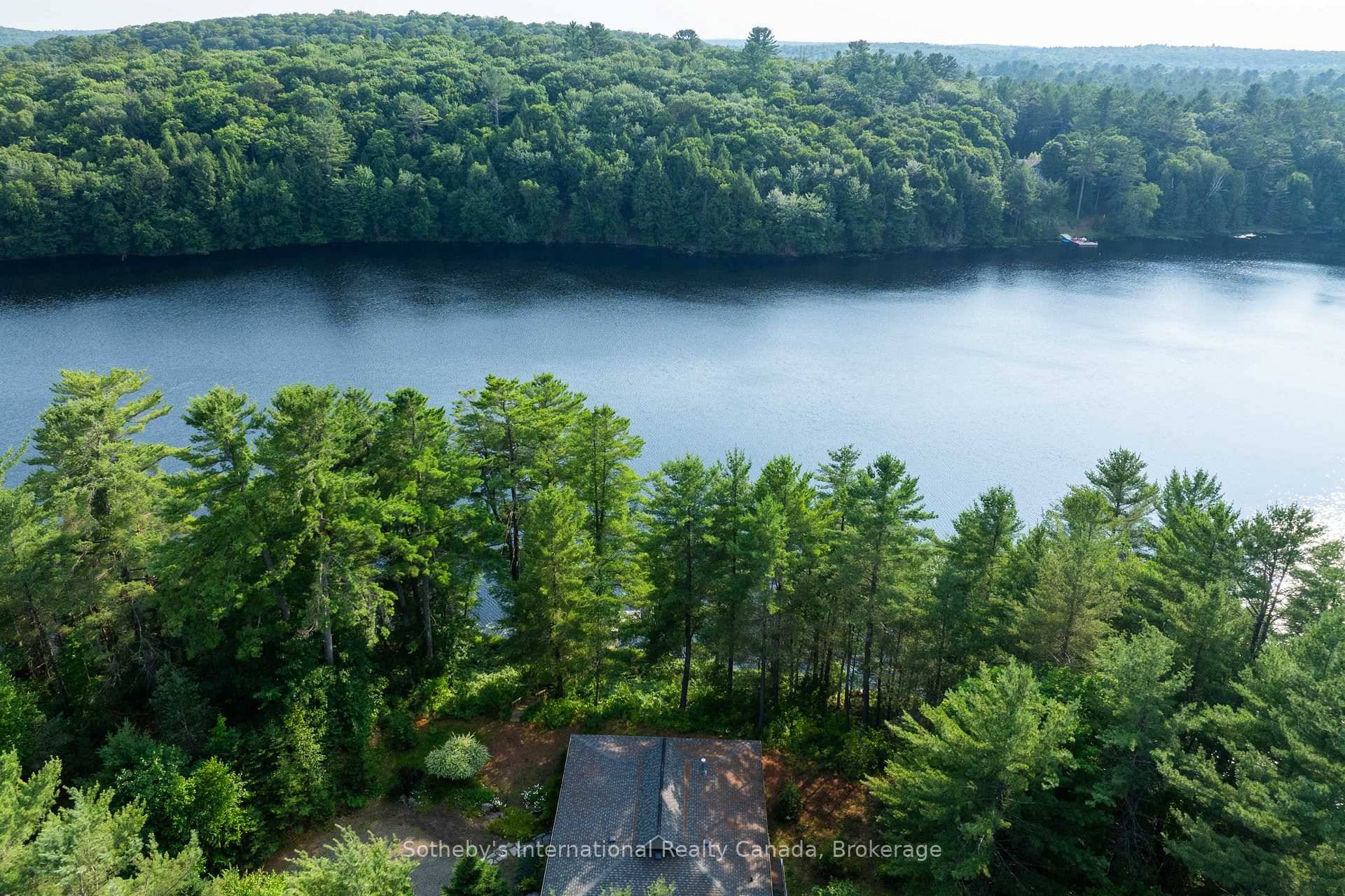 Nestled just 10 minutes from Huntsville, this incredible cottage home offers the perfect blend of convenience, tranquility and community.