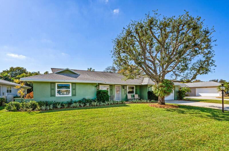 Tequesta ''GEM''. New Metal RoofNewer AC's and water heater.