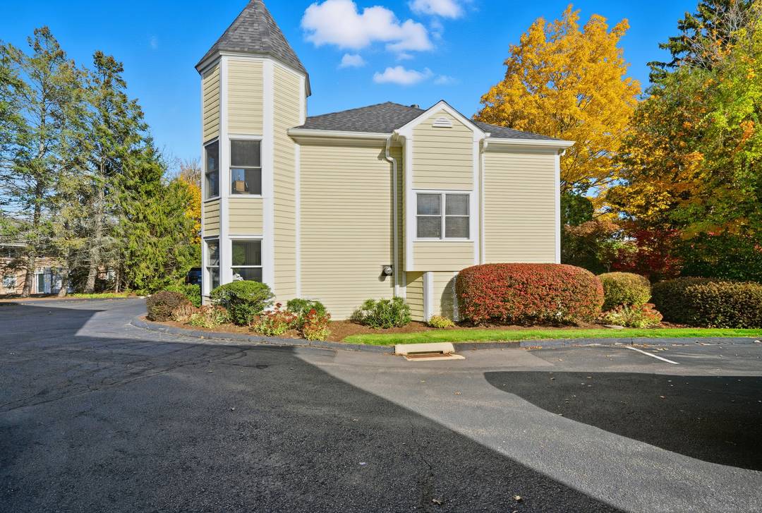 Discover timeless elegance at Wisteria Garden Colonial Condos in the heart of historic Ridgefield, CT.