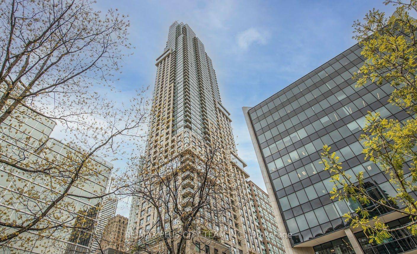 Live in the vibrant heart of downtown Toronto in this modern 1 bedroom condo at 88 Scott, where the energy of the Financial District meets the charm of the St.