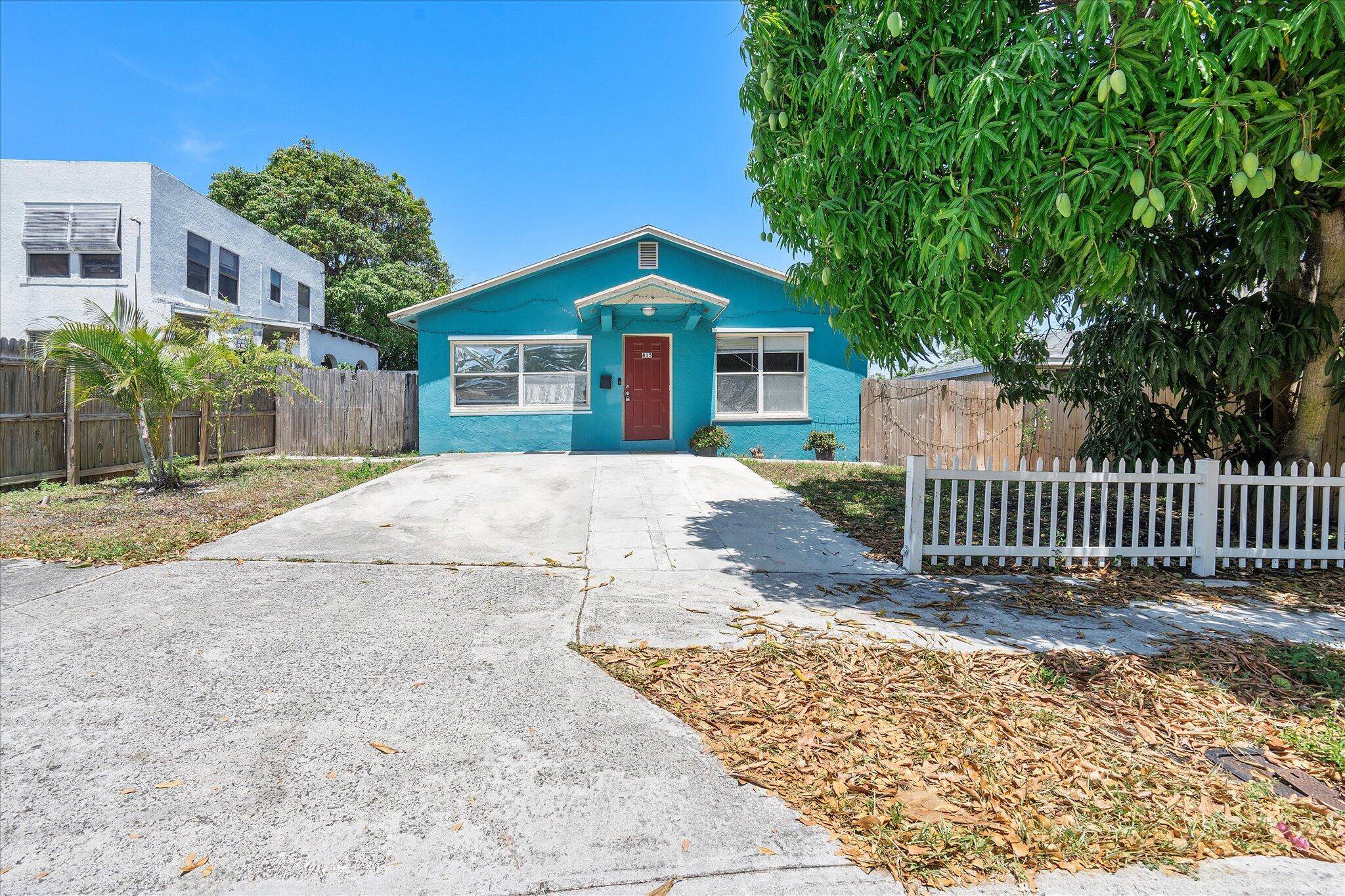 Welcome Home. In high demand Northwoods District, minutes to down town, beaches, shopping, dining, the 5 bedroom home is what you've been waiting for.