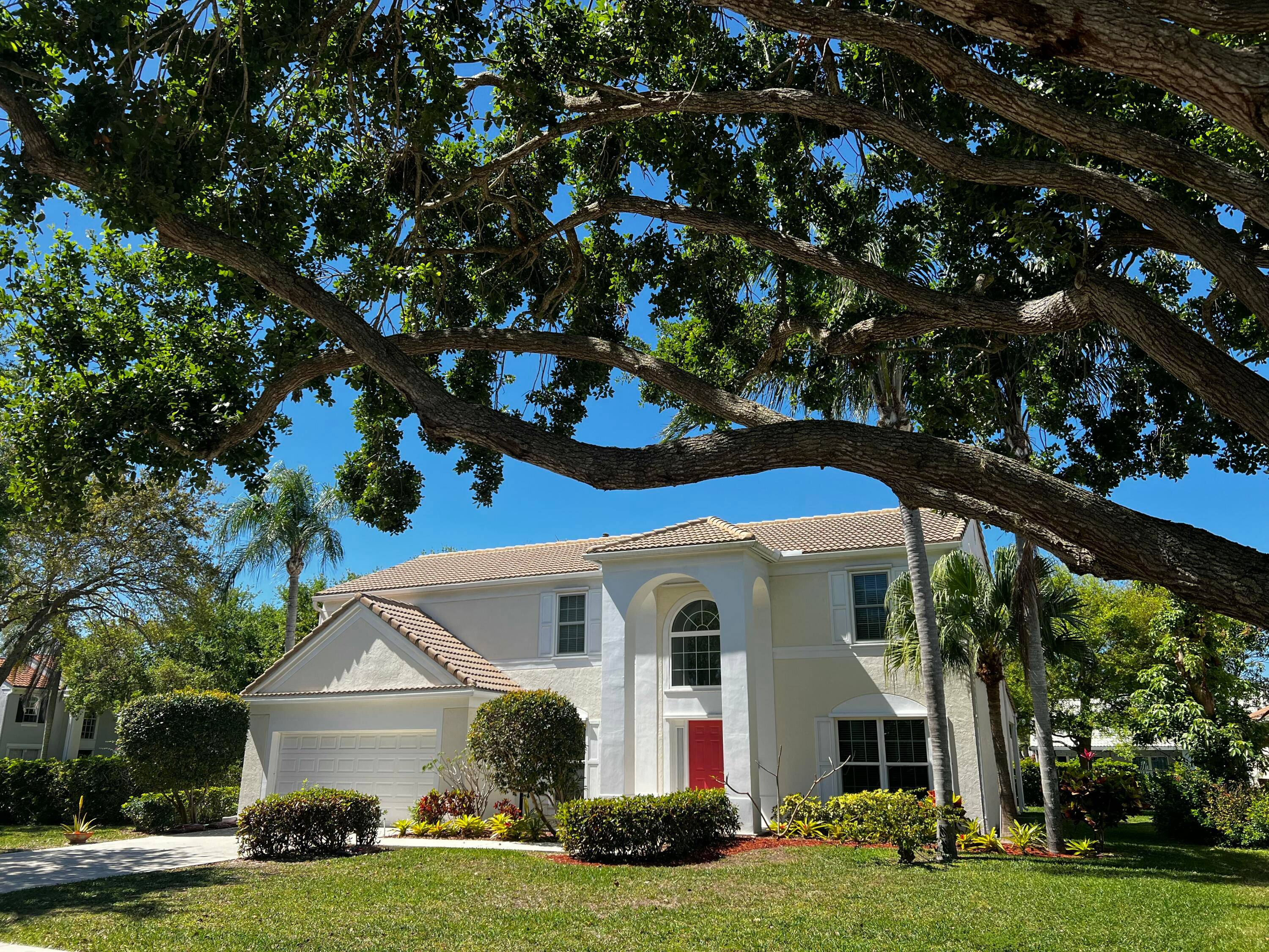 Welcome to The Gardens Hunt Club one of Palm Beach Gardens' most desirable gated communities and a true hidden gem.
