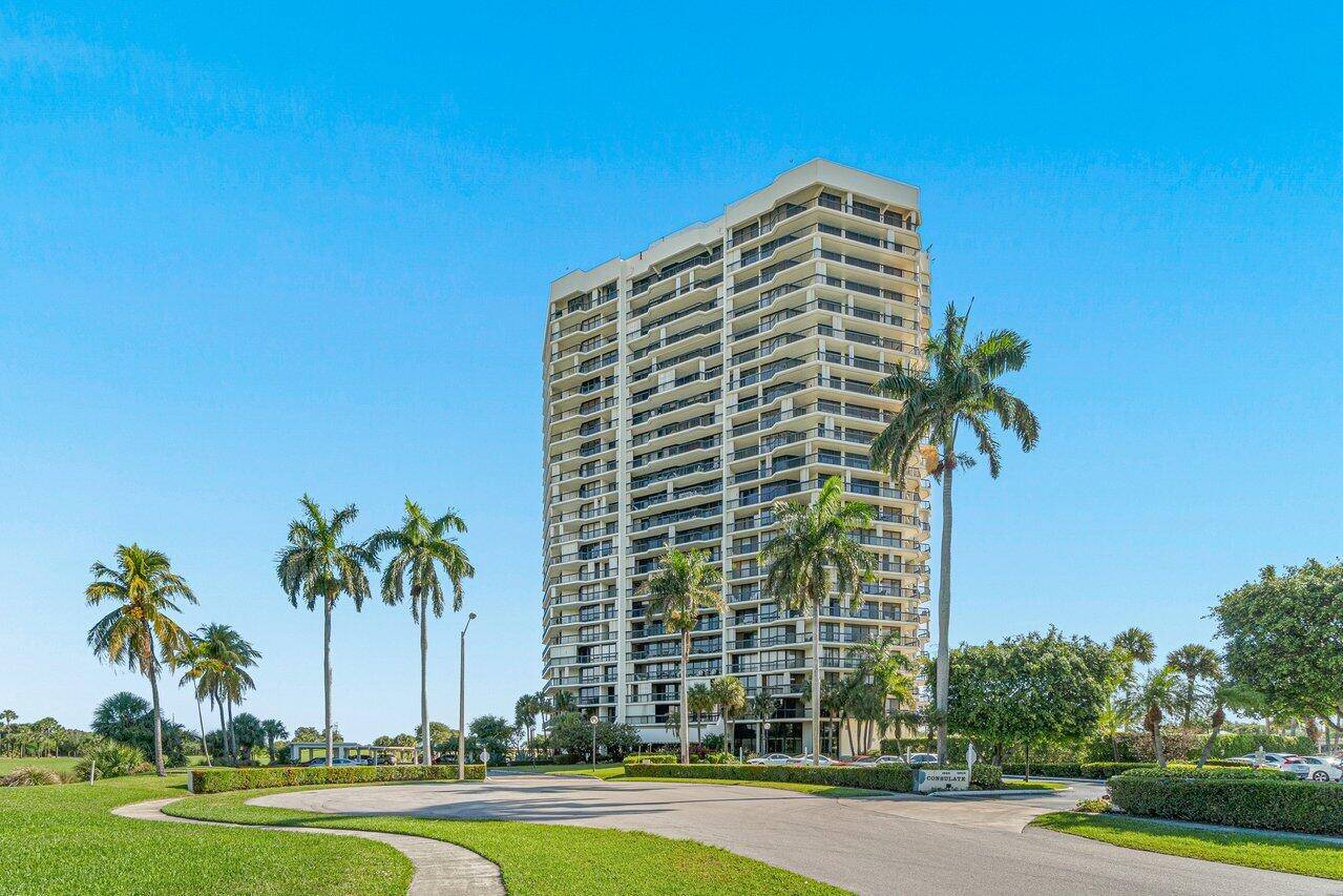 Feel Welcome to make this very spacious home your own Sanctuary, a home ready for TLC with Double door entrance into your spacious and Serene home in the sky.