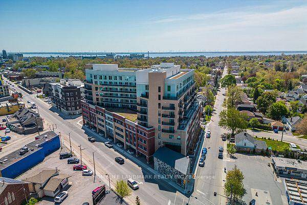 Welcome to this well maintained unit in the heart of Kingston !