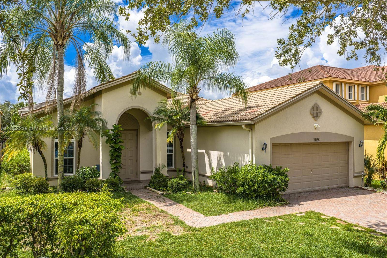Great single story family home in the sought after community of Isles At Weston !
