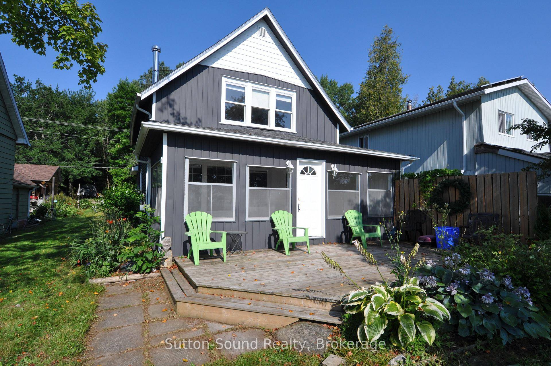 Enjoy the natural beauty and charm of Georgian Bay from this delightful 4 season, cottage style home located on scenic Old Beach Road.