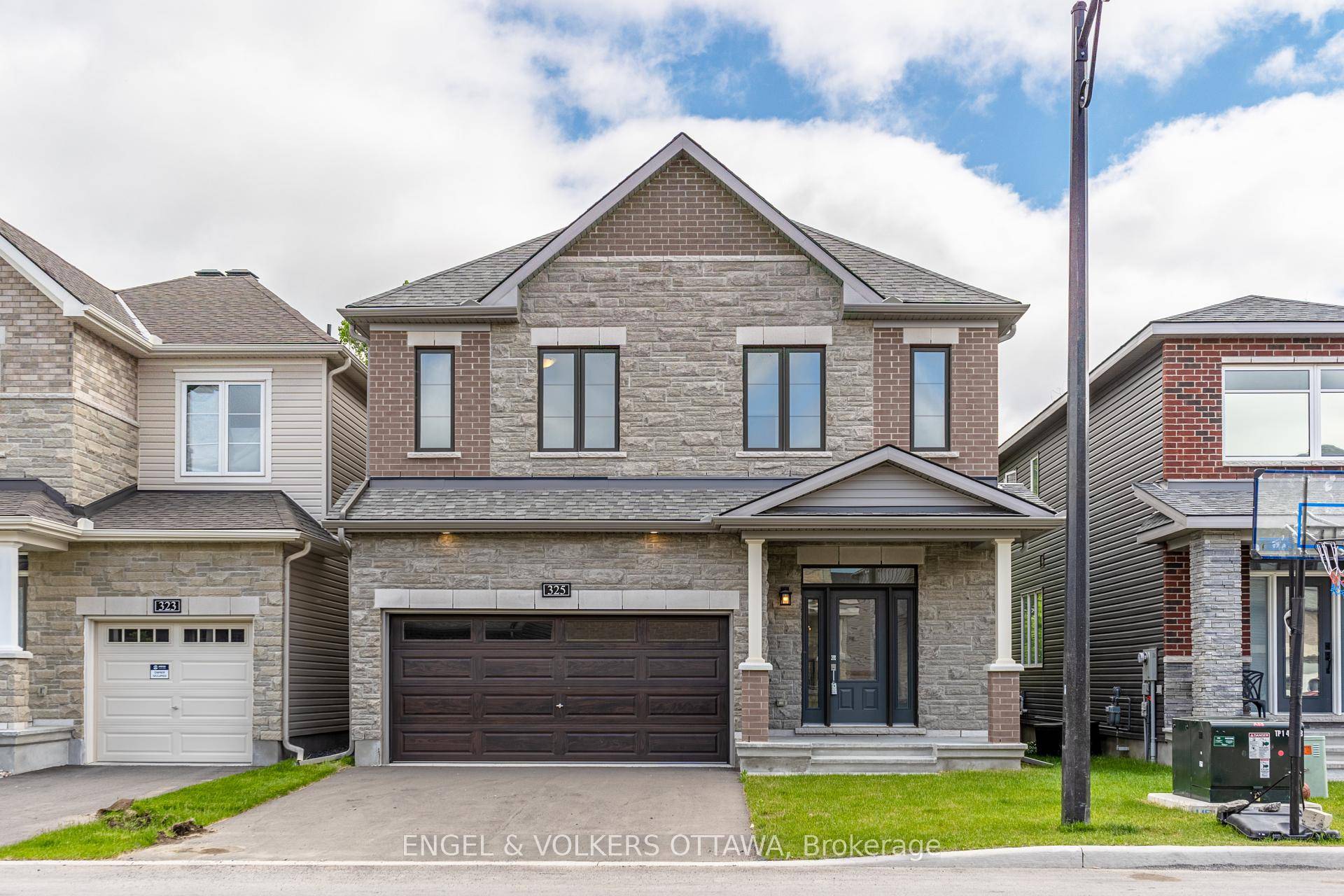 This beautiful Minto Waverly model is located in the sought after Brookline community of Kanata.