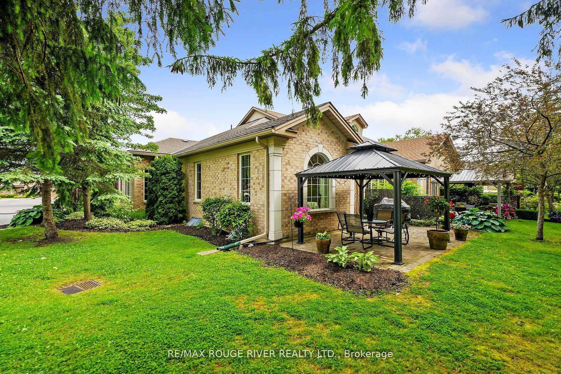 Discreetly tucked away in central Cobourg, this well appointed end unit bungalow in Ryerson Commons offers the perfect blend of privacy, convenience and classic style.