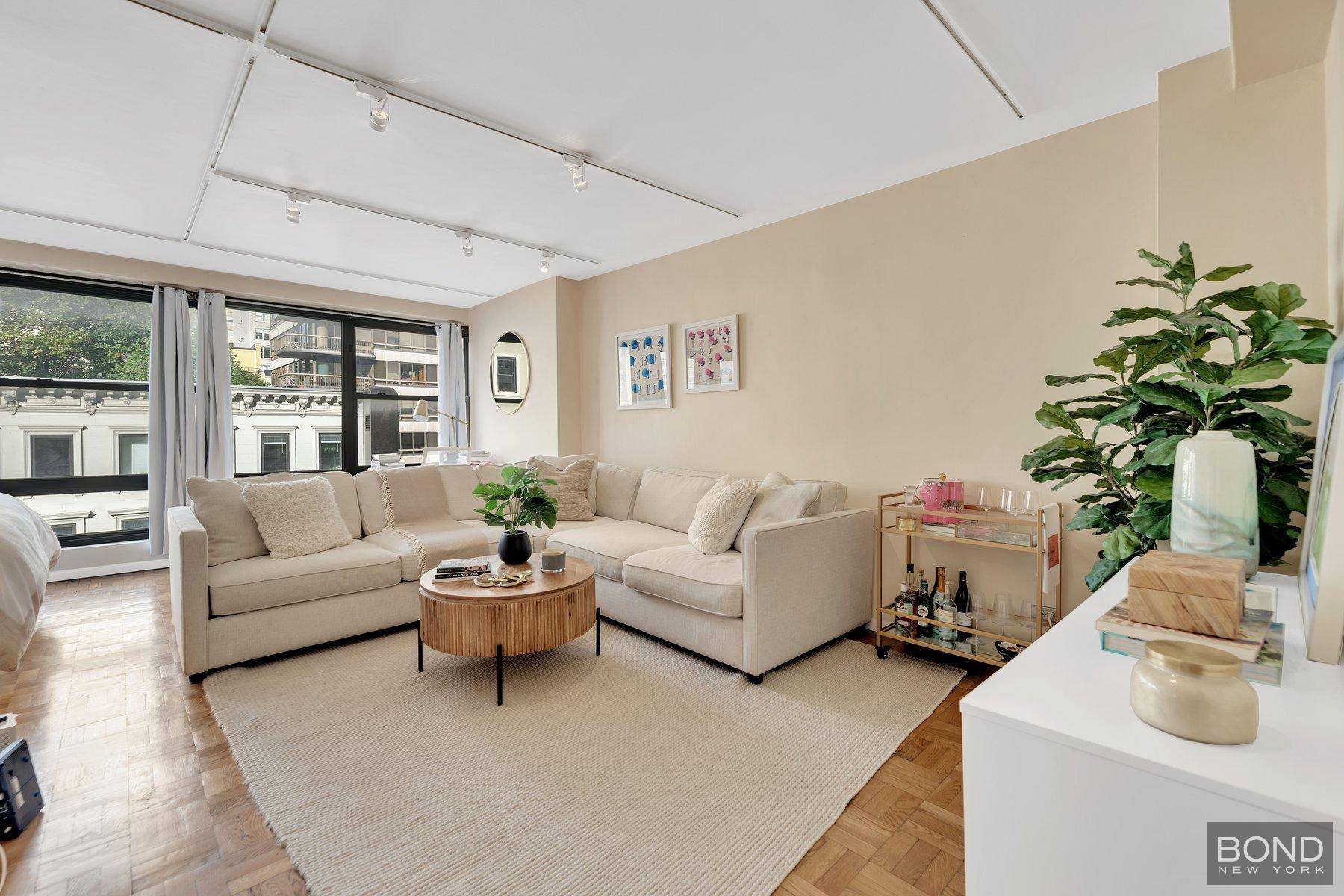Welcome to this sun drenched north facing studio located in a full service co op building in the heart of the Upper East Side.