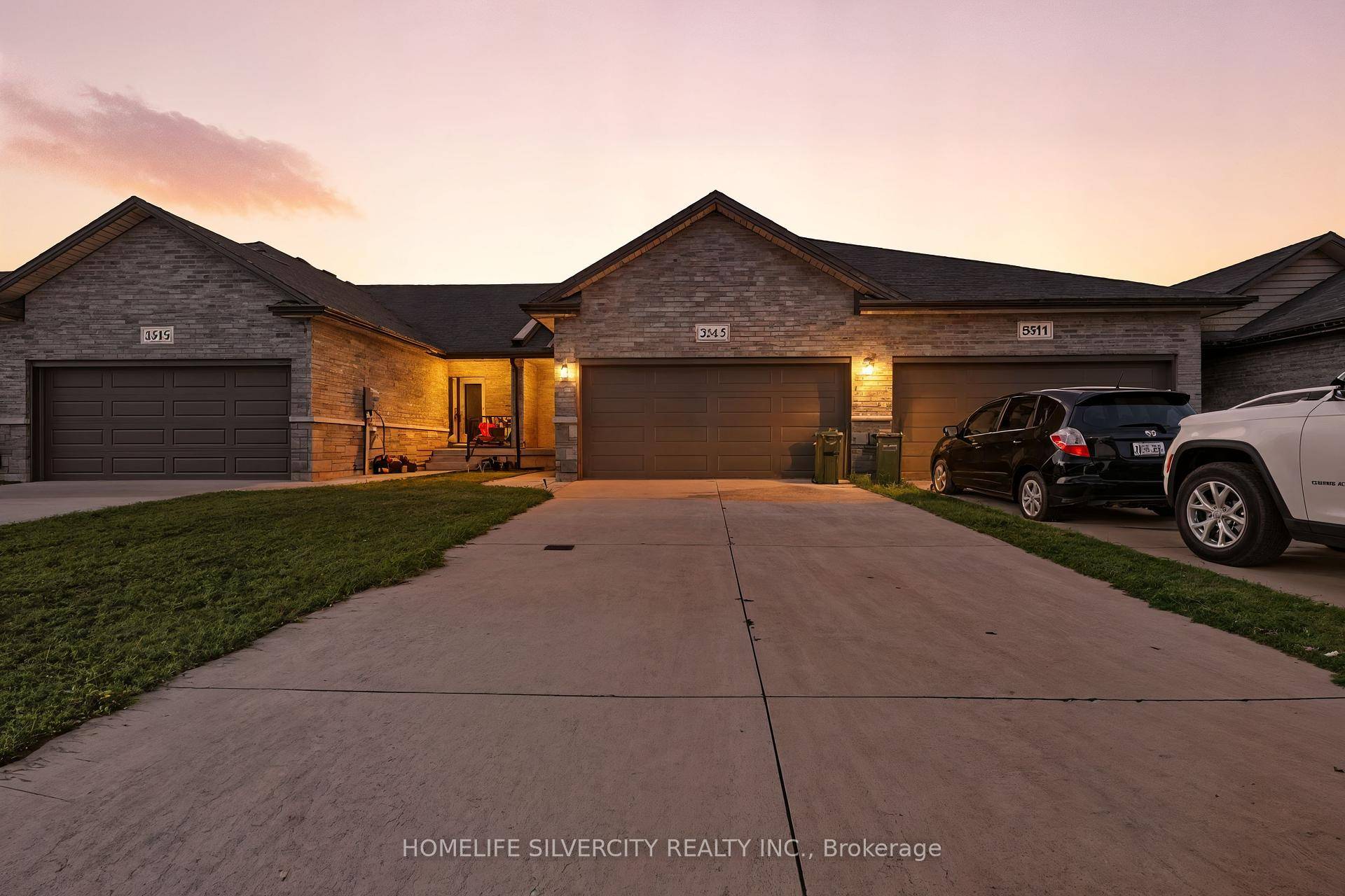 Don't miss this beautifully maintained ranch style townhome !