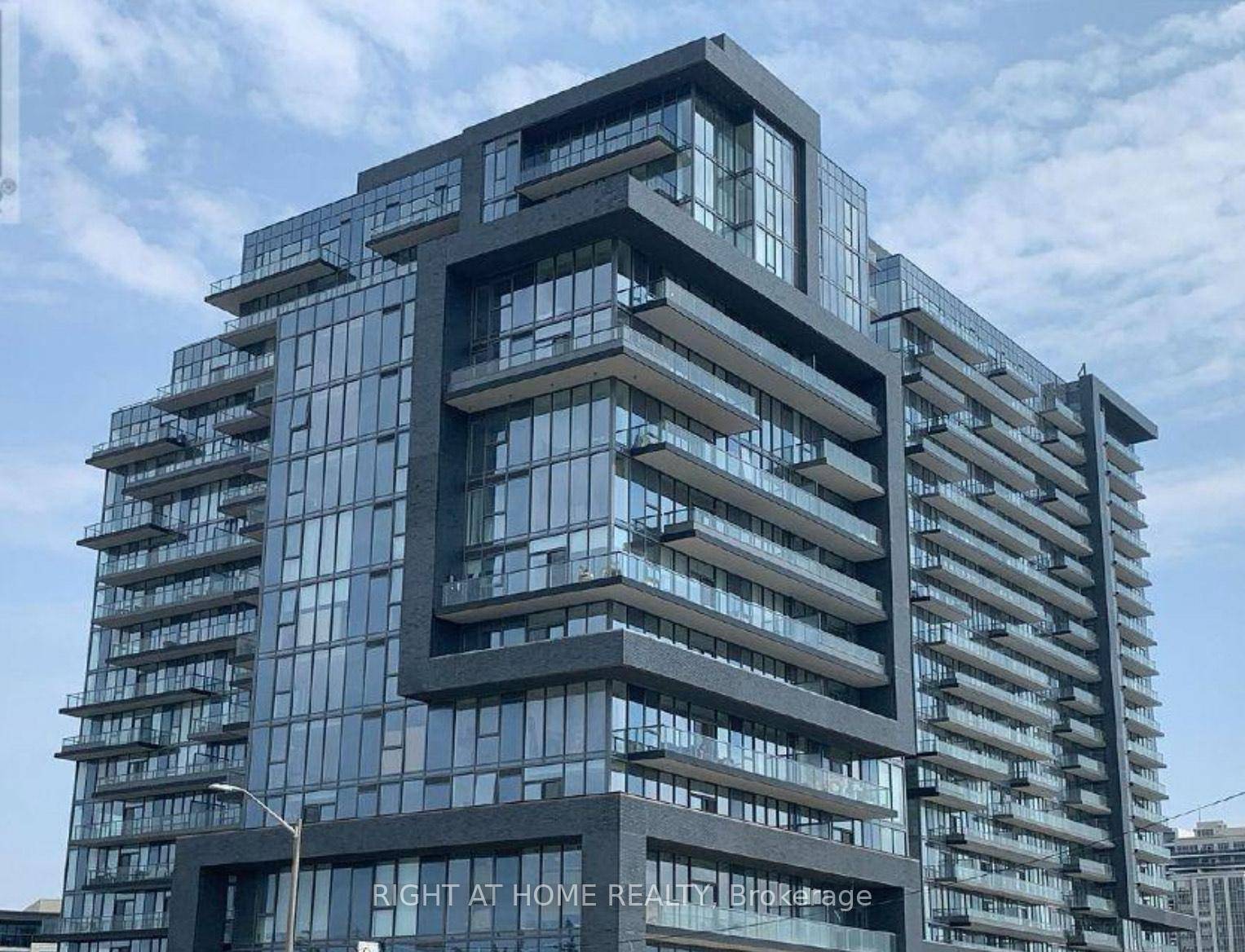 Spacious 1 BDR in the Luxurious Condos, Situated in the Heart of prime Thornhill.