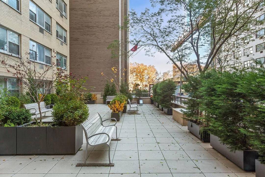 Bright and airy junior one bedroom with sweeping north facing panoramic views of Dag Hammarskjold Plaza.