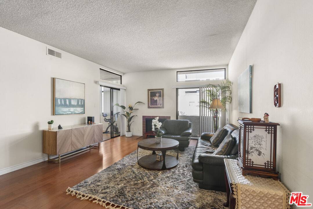 729  S Hobart Blvd 1BR Hancock Park La