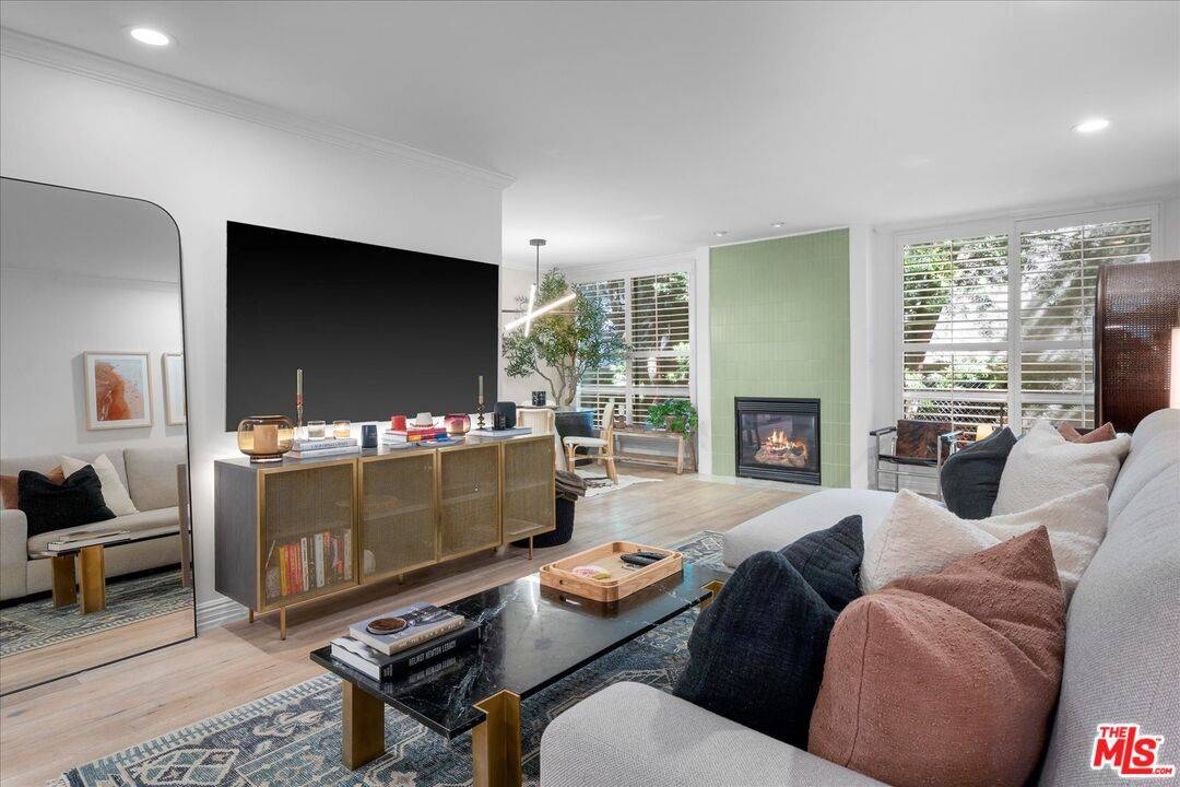 927  N Kings Rd 1BR Sunset Strip La