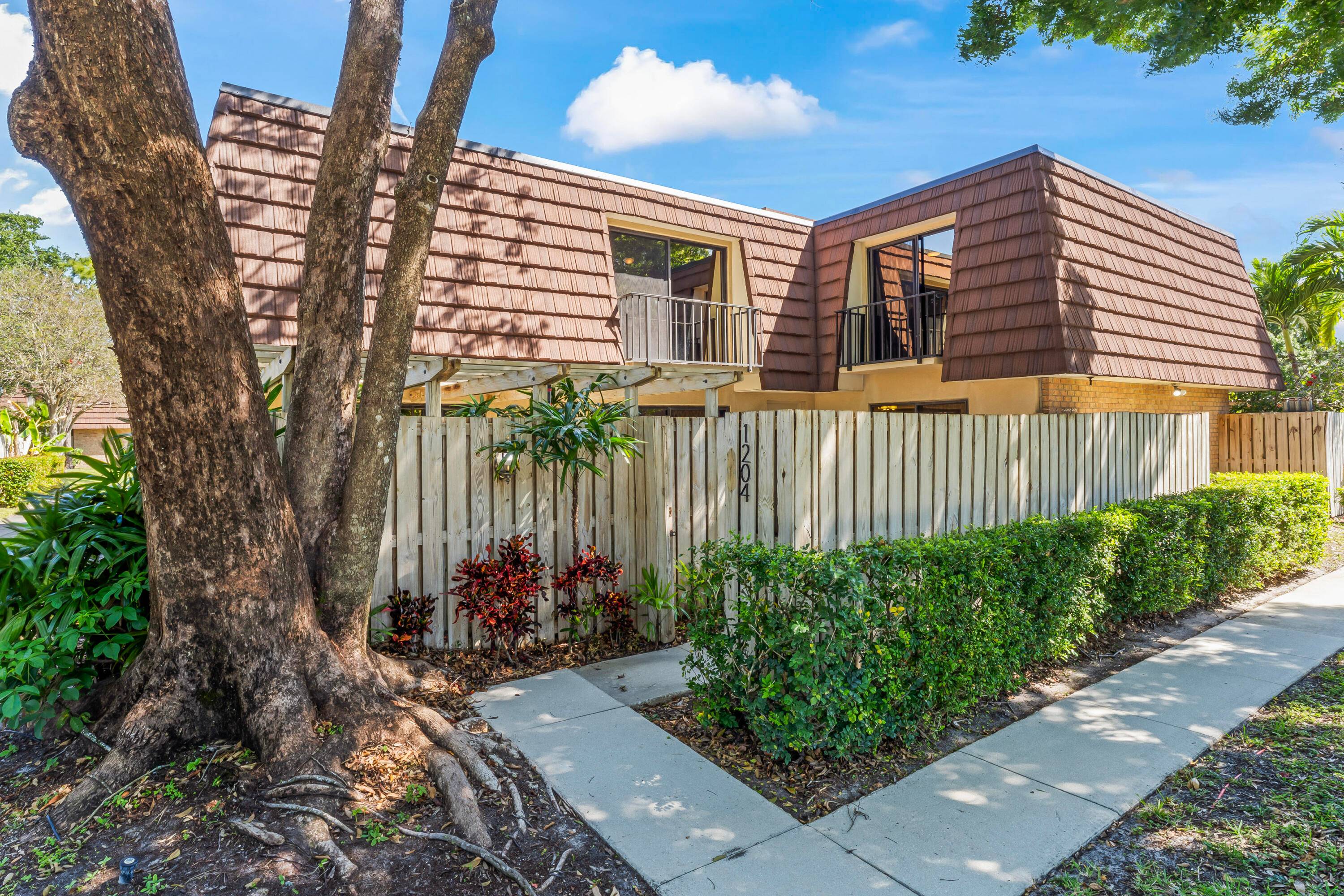Cozy townhome in the heart of a vibrant city !