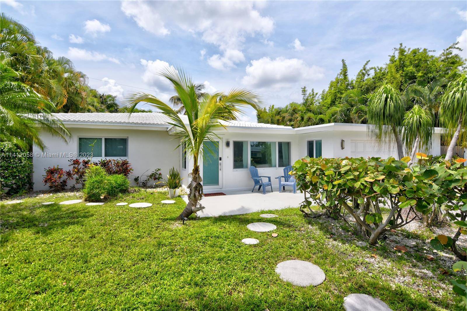 Embrace the quincentennial Florida lifestyle in this fabulous beach getaway !