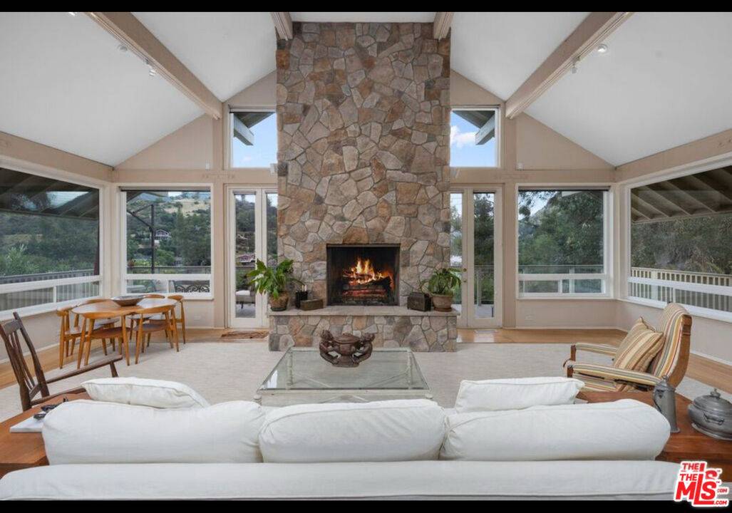 2090   Lakeshore Dr 3BR La