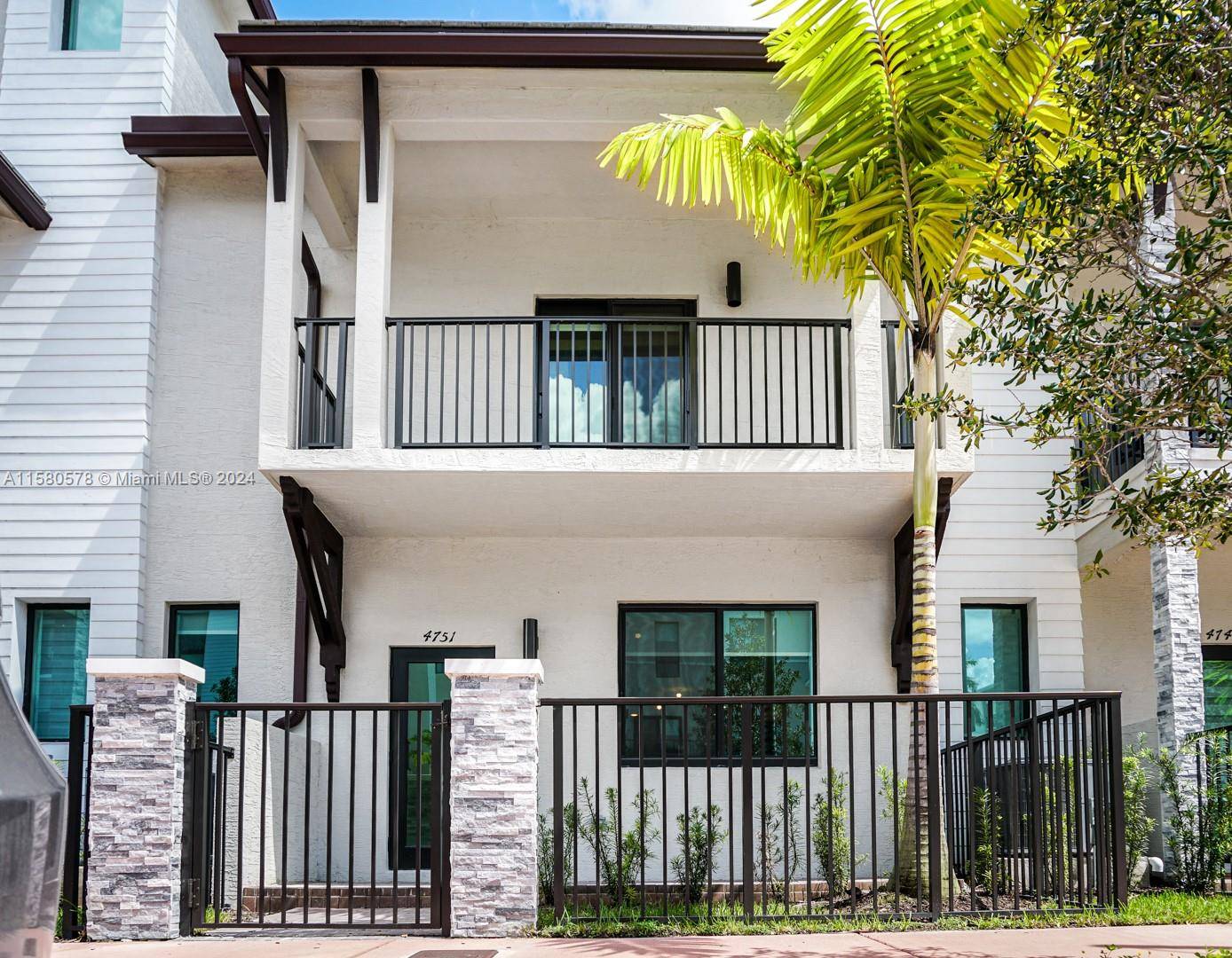 Gorgeous Townhome in Urbana at Downtown Doral.