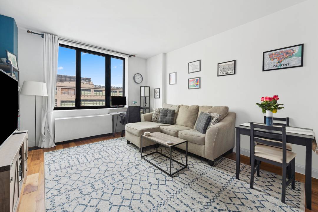 Best in Class 1BR at The Independent 720 SF of Turnkey Luxury 5 Minutes from Manhattan A rare opportunity to own a properly scaled one bedroom in one of Long ...