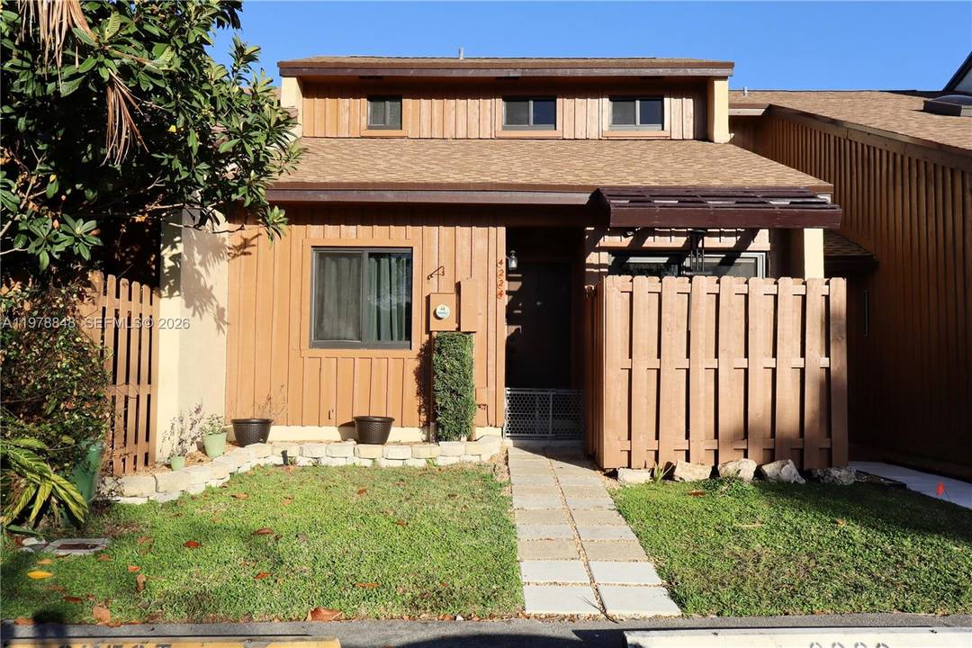 Welcome to your dream waterfront townhome !