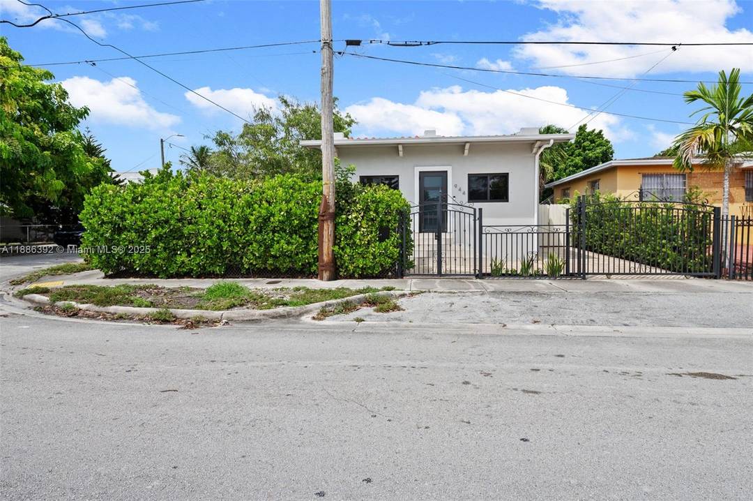 Looking for a 3 bed home near The Roads in Miami for under 800, 000 ?