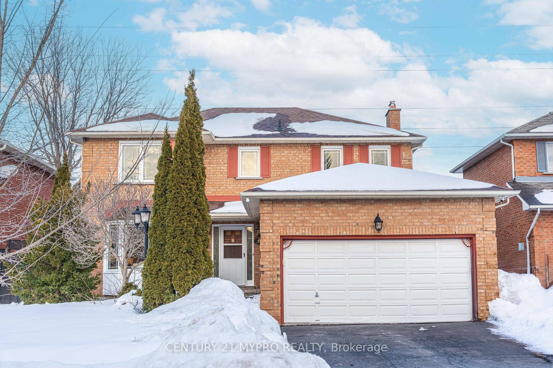 Welcome to this charming and delightful backing on to optimist park in City's one of the most popular neighborhood.
