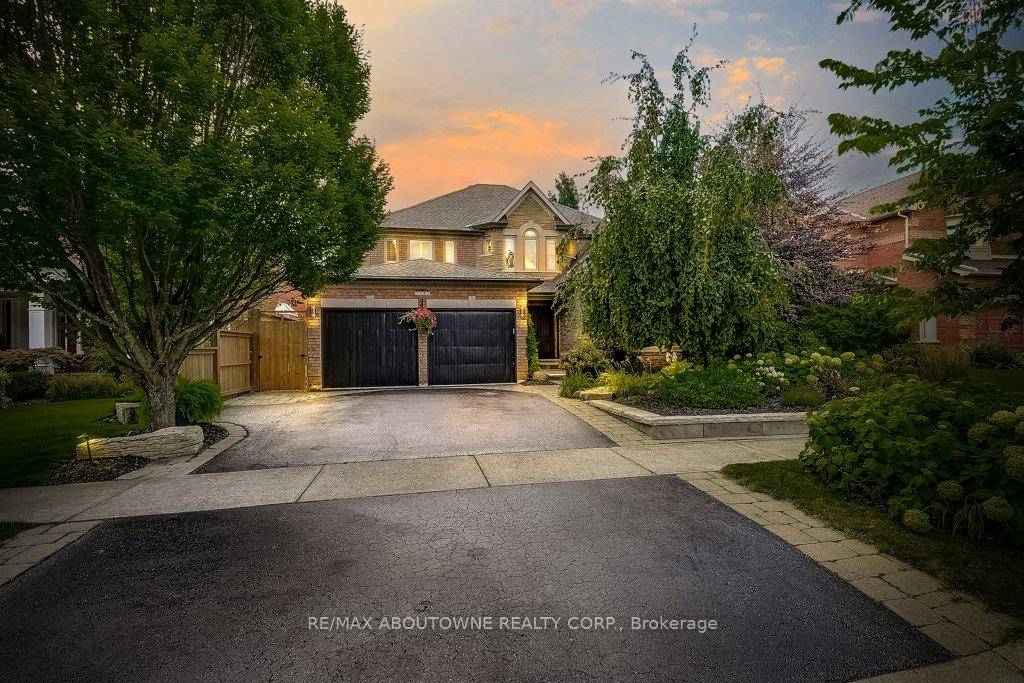 Stunning 4 Bed, 4 Bath Home on a quiet crescent offering approx 4000 sqft of living space, including a Walkout Basement, amp ; Backyard Pool overlooking a Serene Ravine in ...