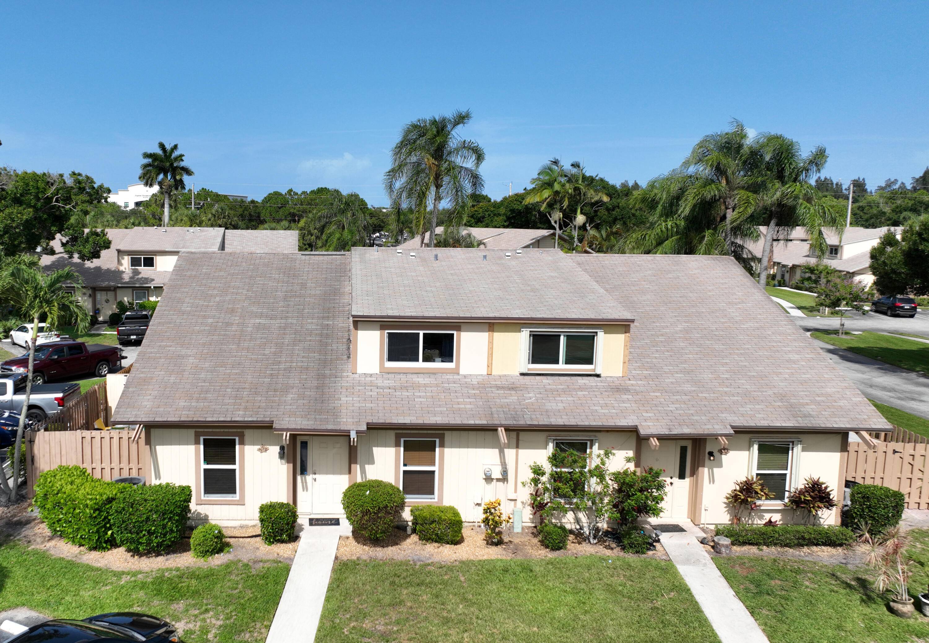 Great location in Jupiter just a short walk to Sea Plum Plaza with Publix, Starbucks, and other amazing local spots.
