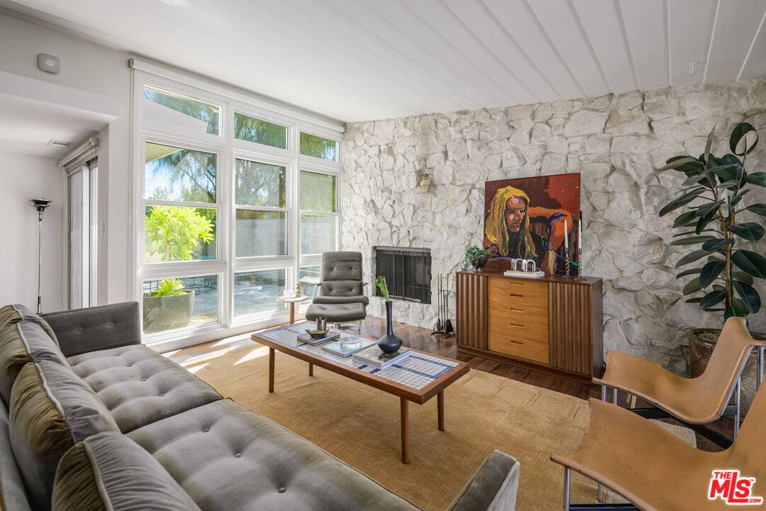 1856   Hi Point St 4BR Beverlywood La