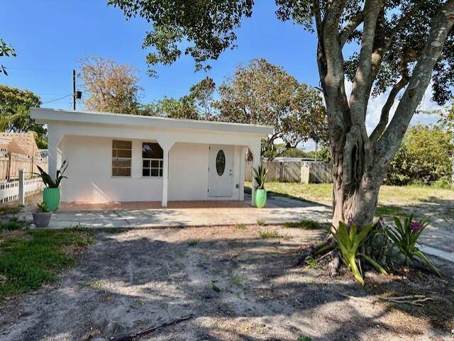Adorable, remodeled 2bd 2ba cottage sits on a huge 8000 sq ft double lot.