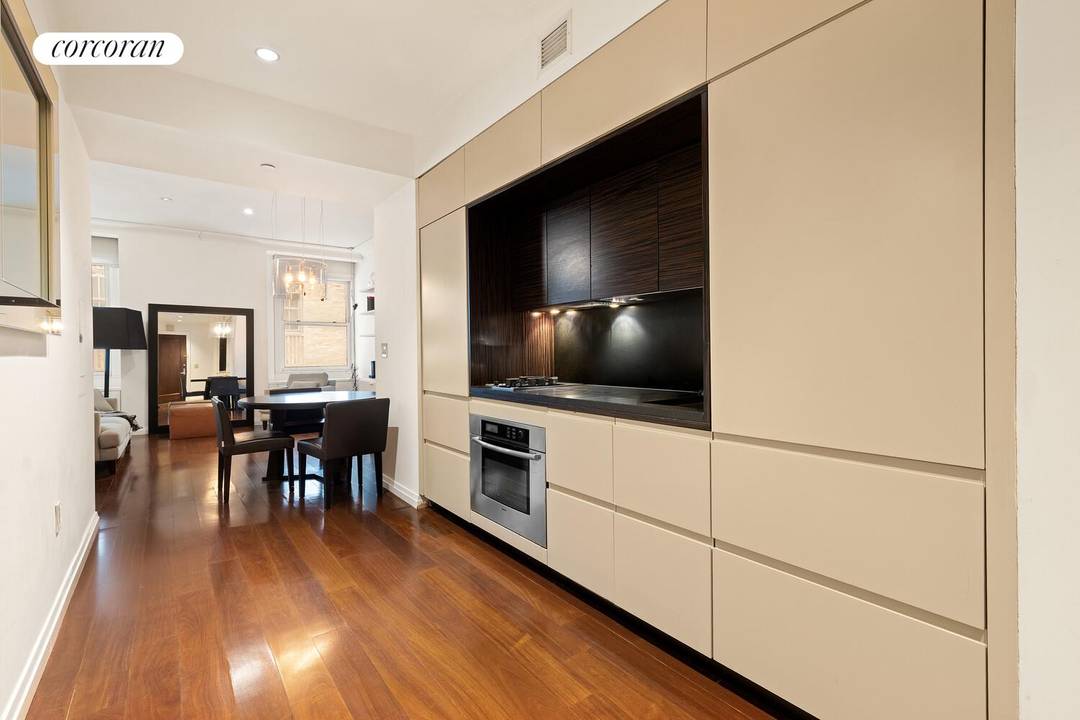 Welcome to Residence 828 at 55 Wall Street, a bright and spacious 886 square foot furnished loft located in the prestigious 55 Wall Street Condominium.