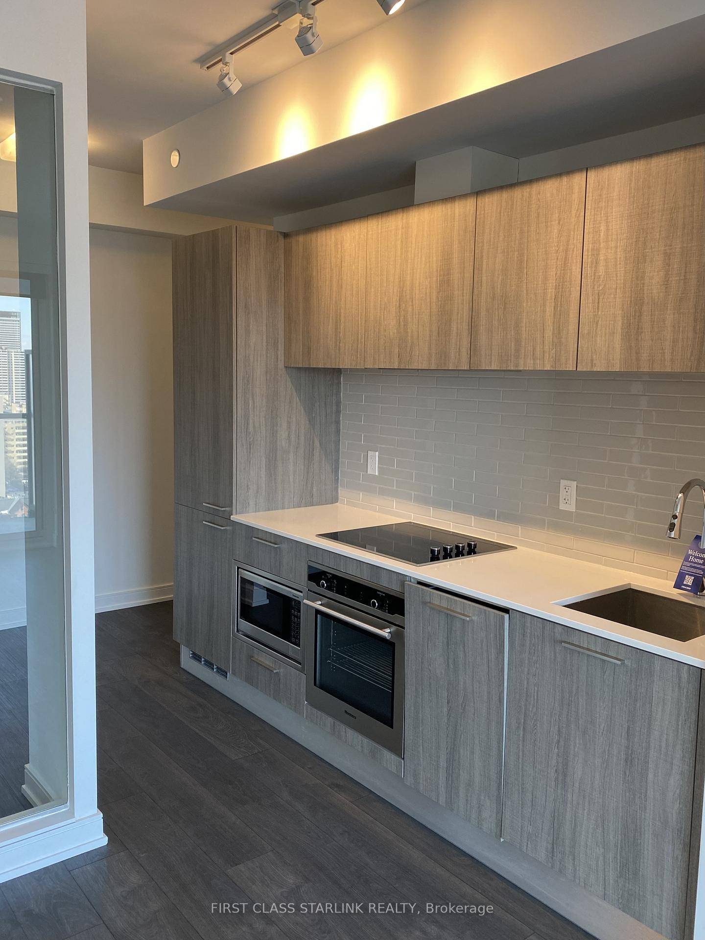 Bright and spacious 1 Den unit at the luxurious Gloucester on Yonge, with direct subway access.