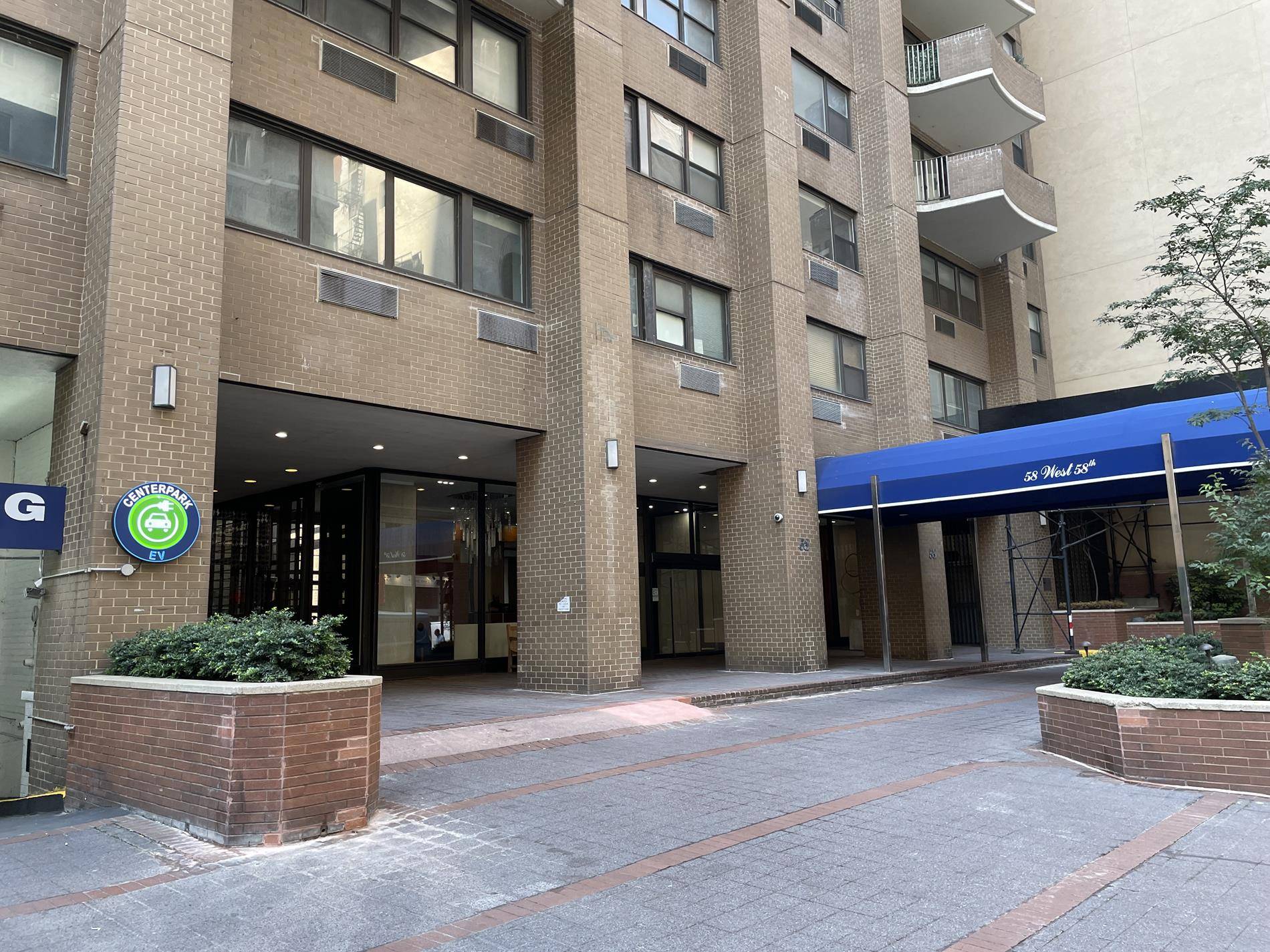 Live in an exceptional location in Manhattan Today !