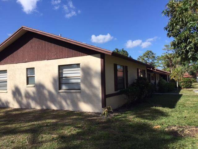 Bright 2 bedroom 1 bath single story villa with great screened and covered patio.