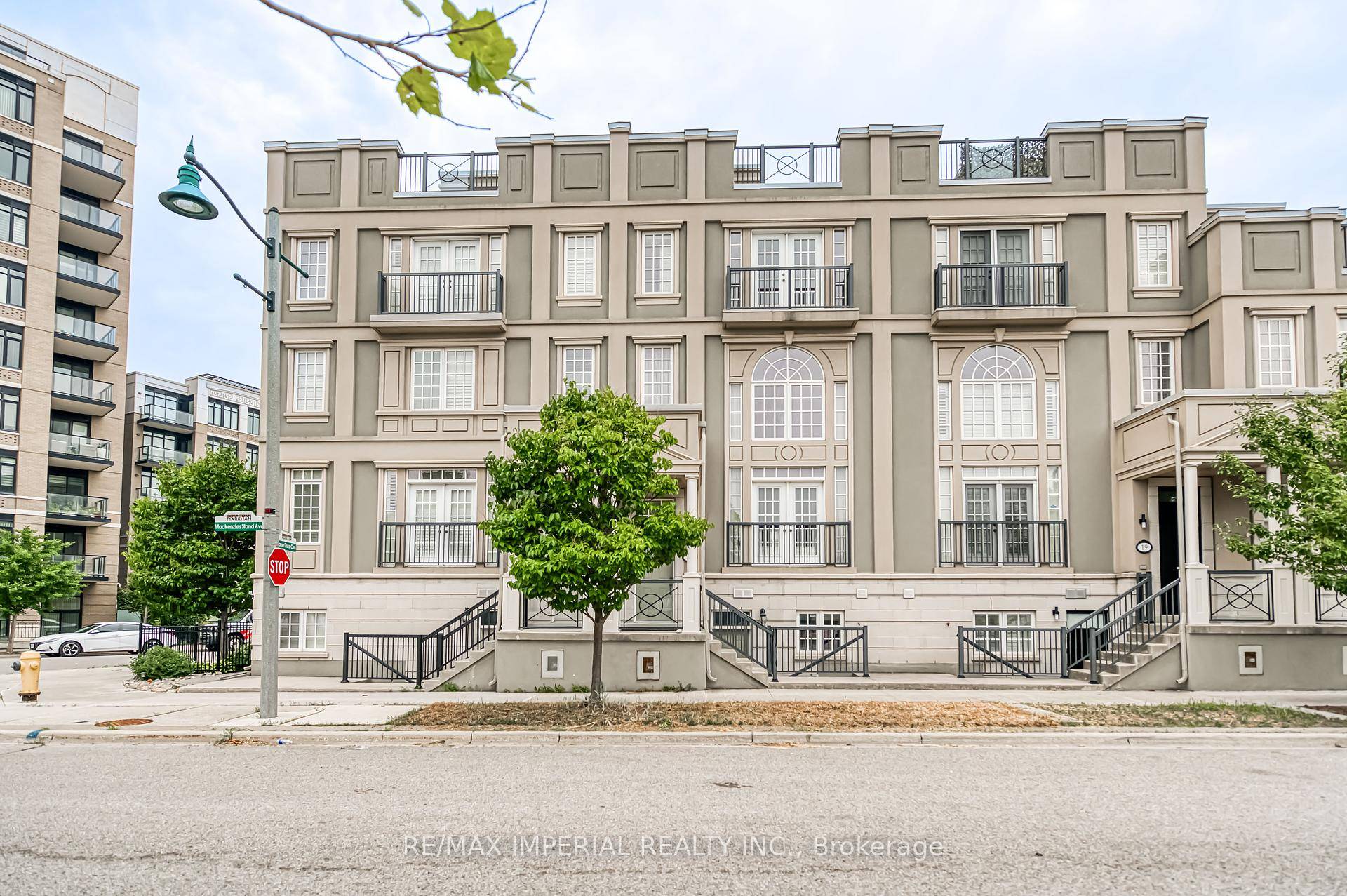 ELEVATOR STEEL FRAMED NO MONTHLY FEES 19 FT amp ; 10 FT CEILINGS ROOF TERRACE A rare fusion of luxury and lifestyle this elegant freehold townhouse with approx.