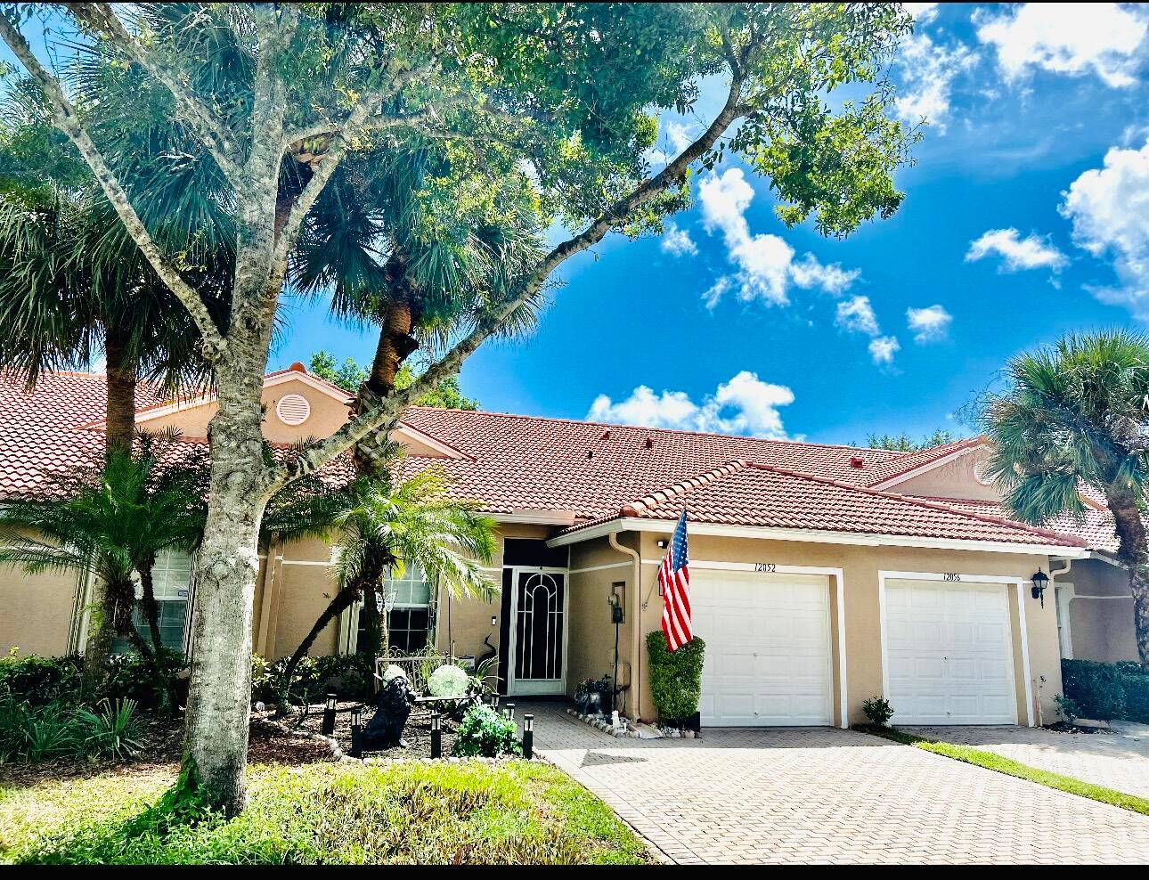 ''HOME SWEET HOME''. THIS PERFECT VILLA HAS AN OPEN FLOOR PLAN, HIGH VOLUME CEILINGS, 2 BEDROOMS PLUS A DEN !