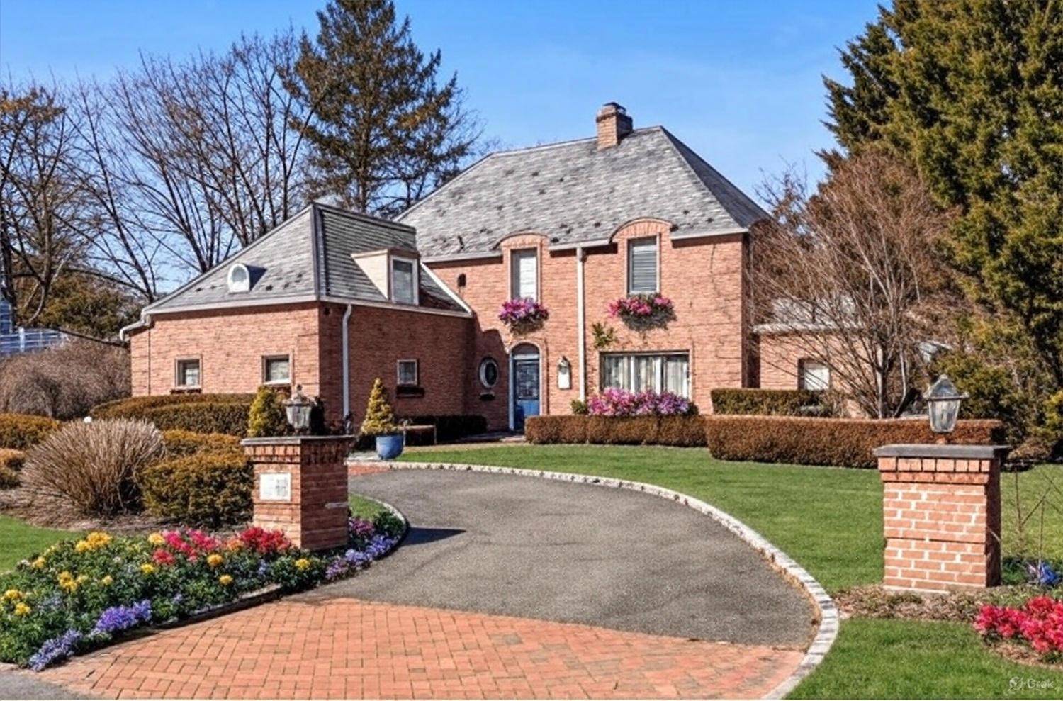 ALL BRICK SOUTH FACING LAKE SUCCESS Prime Location !