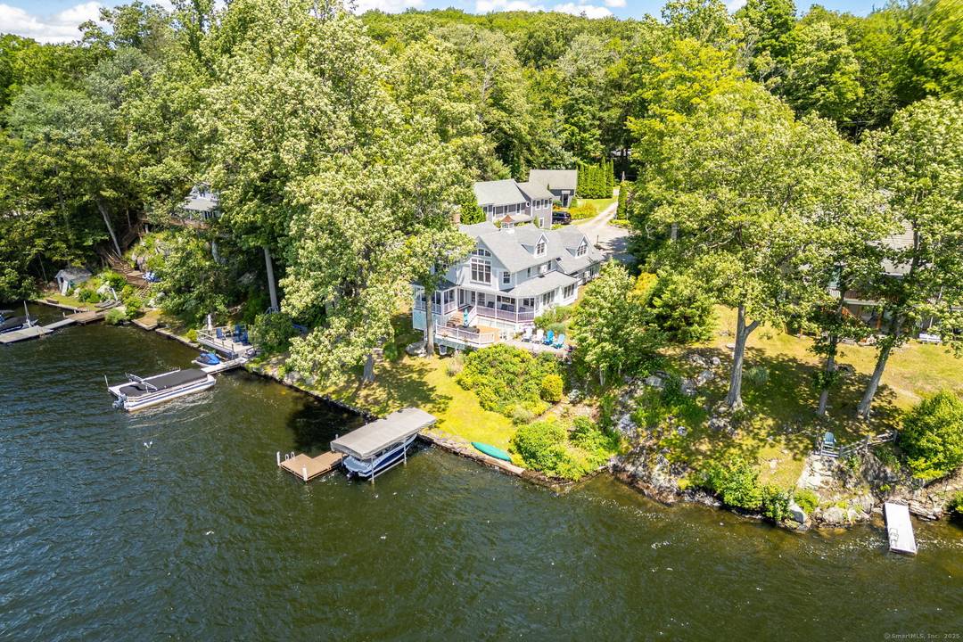 Stunning Lakehouse ! Victorian charm !