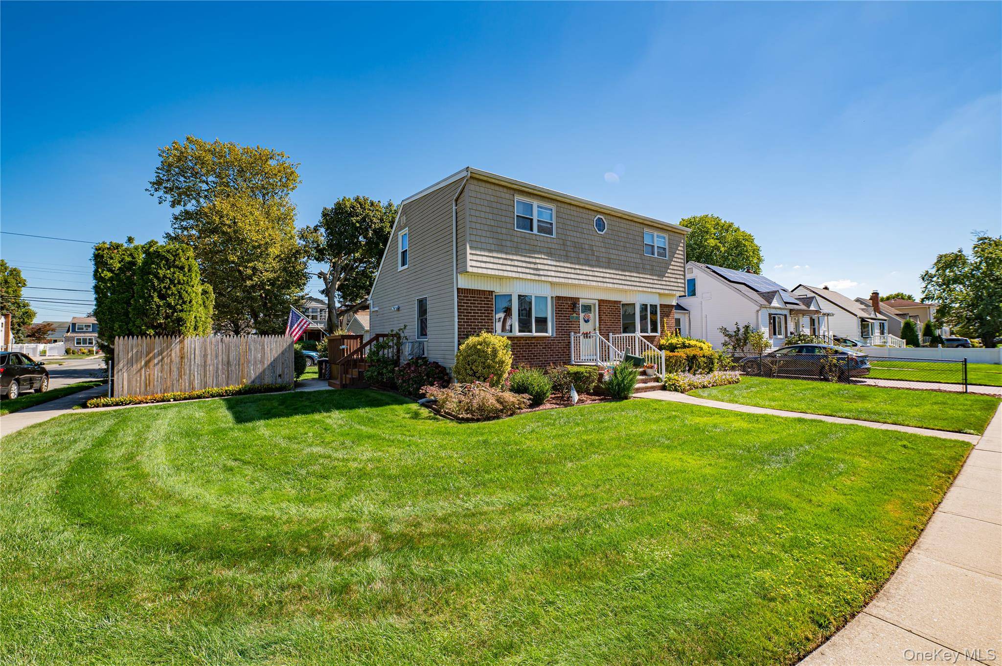 Welcome to 31 Garden Blvd in the heart of Hicksville.