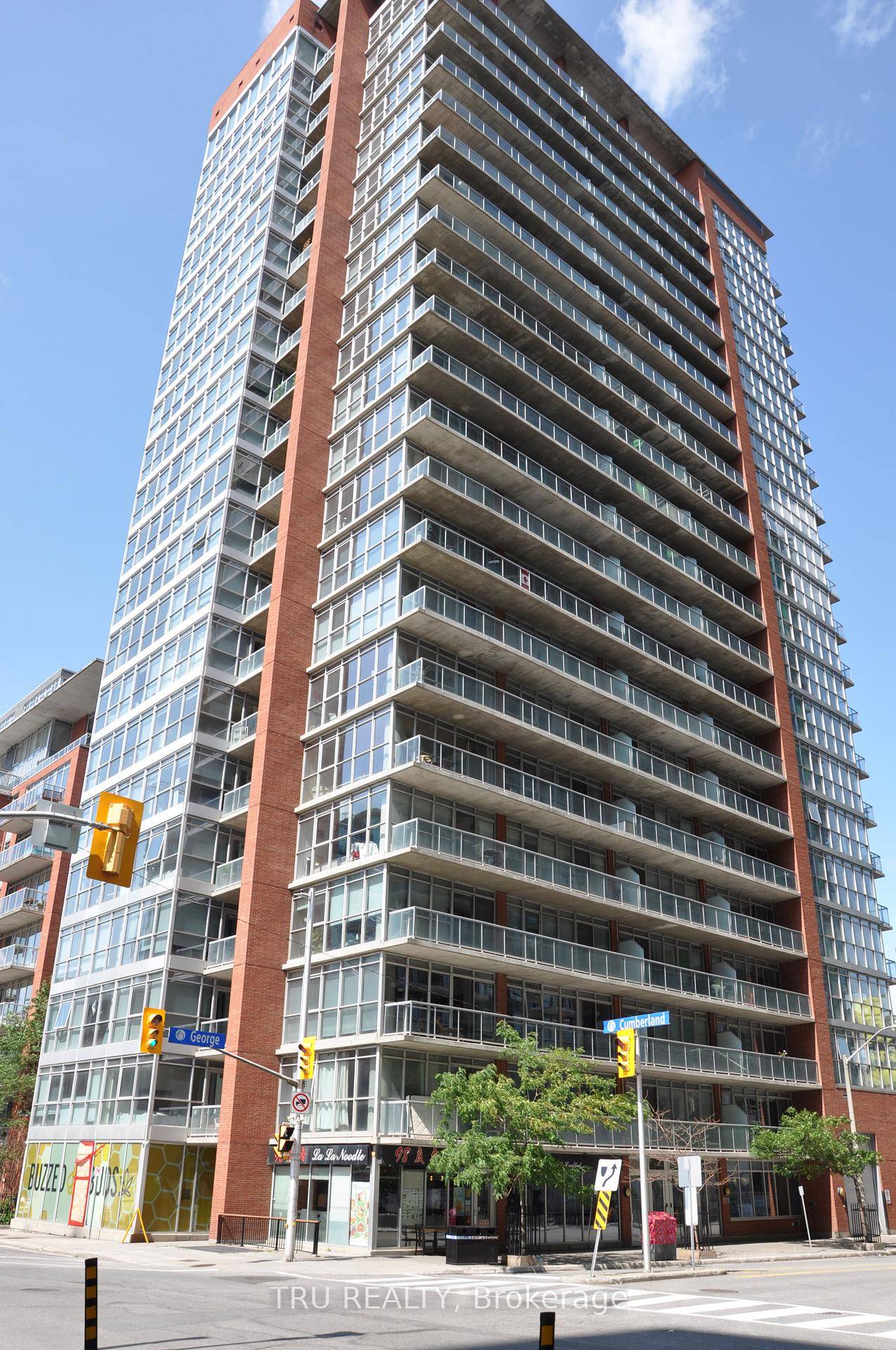 Incredible 2 bedroom apartment in the Byward Market with an amazing view of the Peace Tower, coveted underground parking and a storage locker !